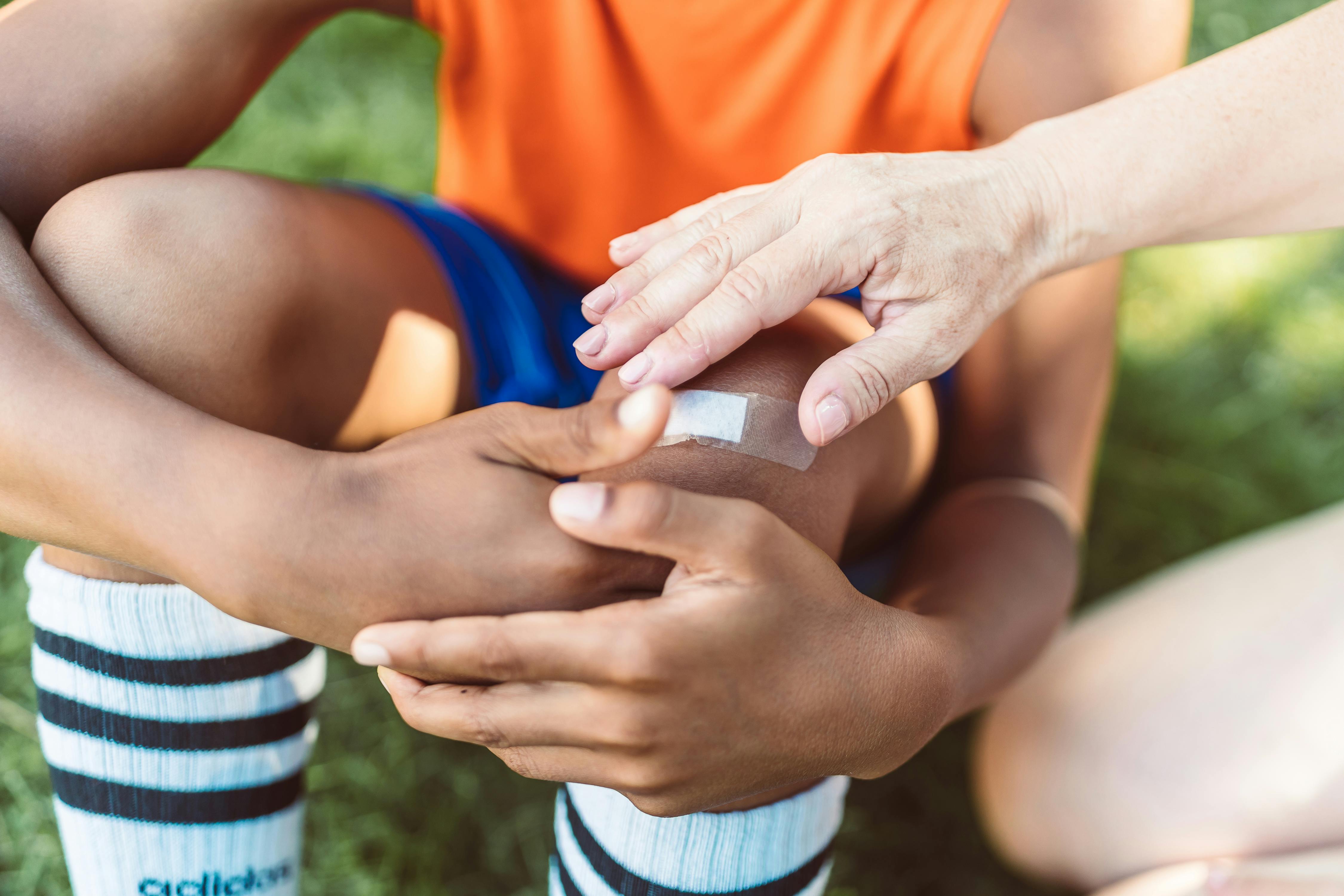 Un pansement sur le genou d'un garçon | Source : Pexels