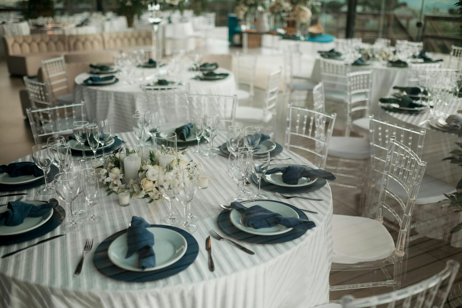 Mise en place des tables lors d'une réception de mariage | Source : Pexels