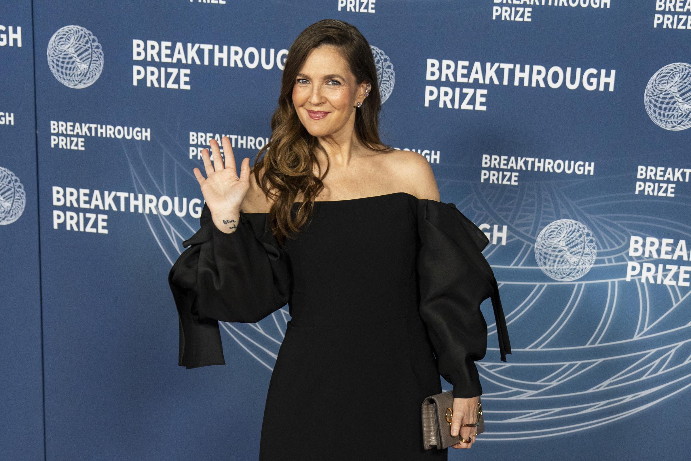 Drew Barrymore montre sa silhouette élancée lors de la cérémonie du Breakthrough Prize au Barker Hangar le 5 avril 2025 à Santa Monica, en Californie.