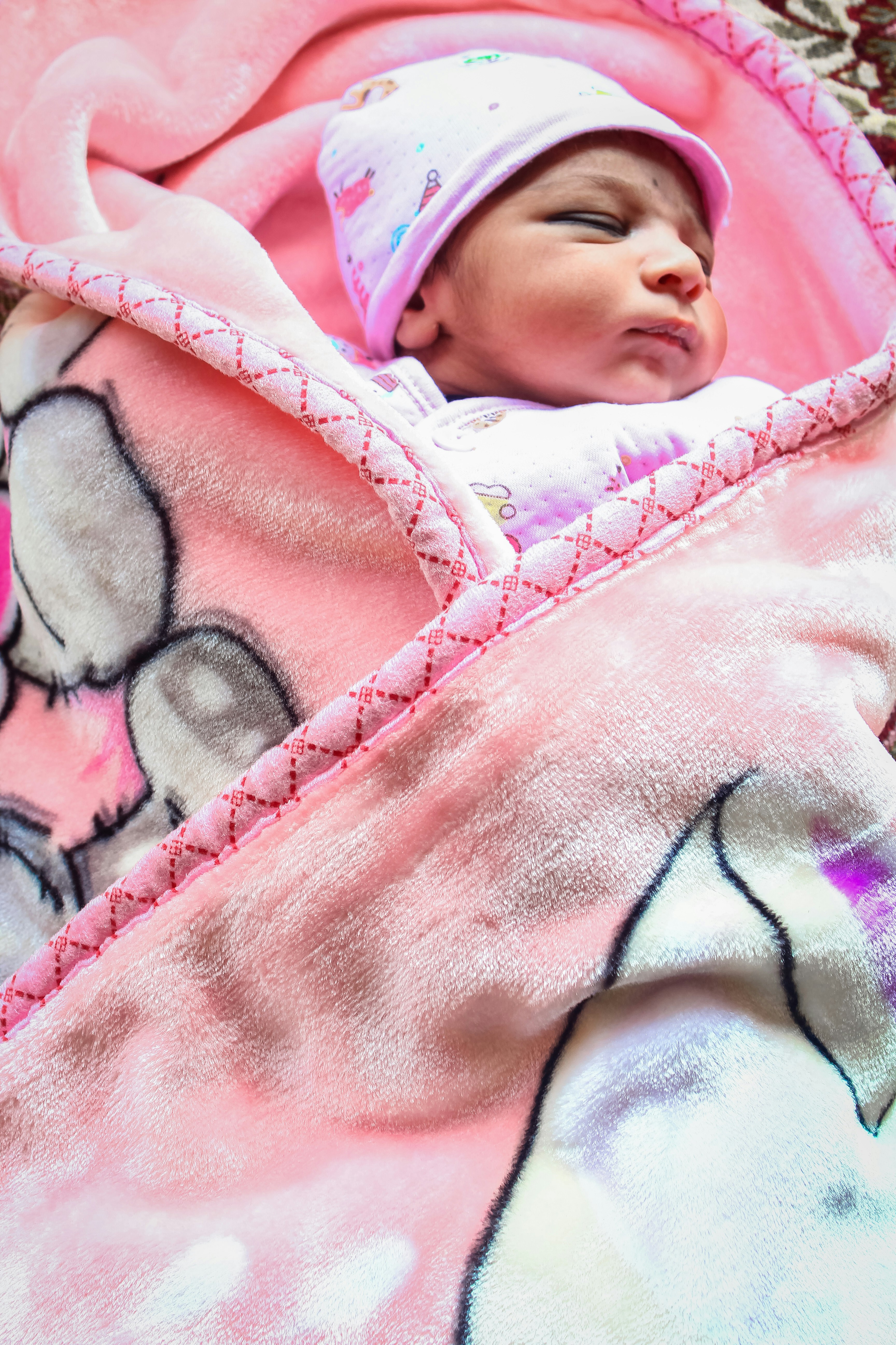 Un bébé dans une couverture | Source : Unsplash