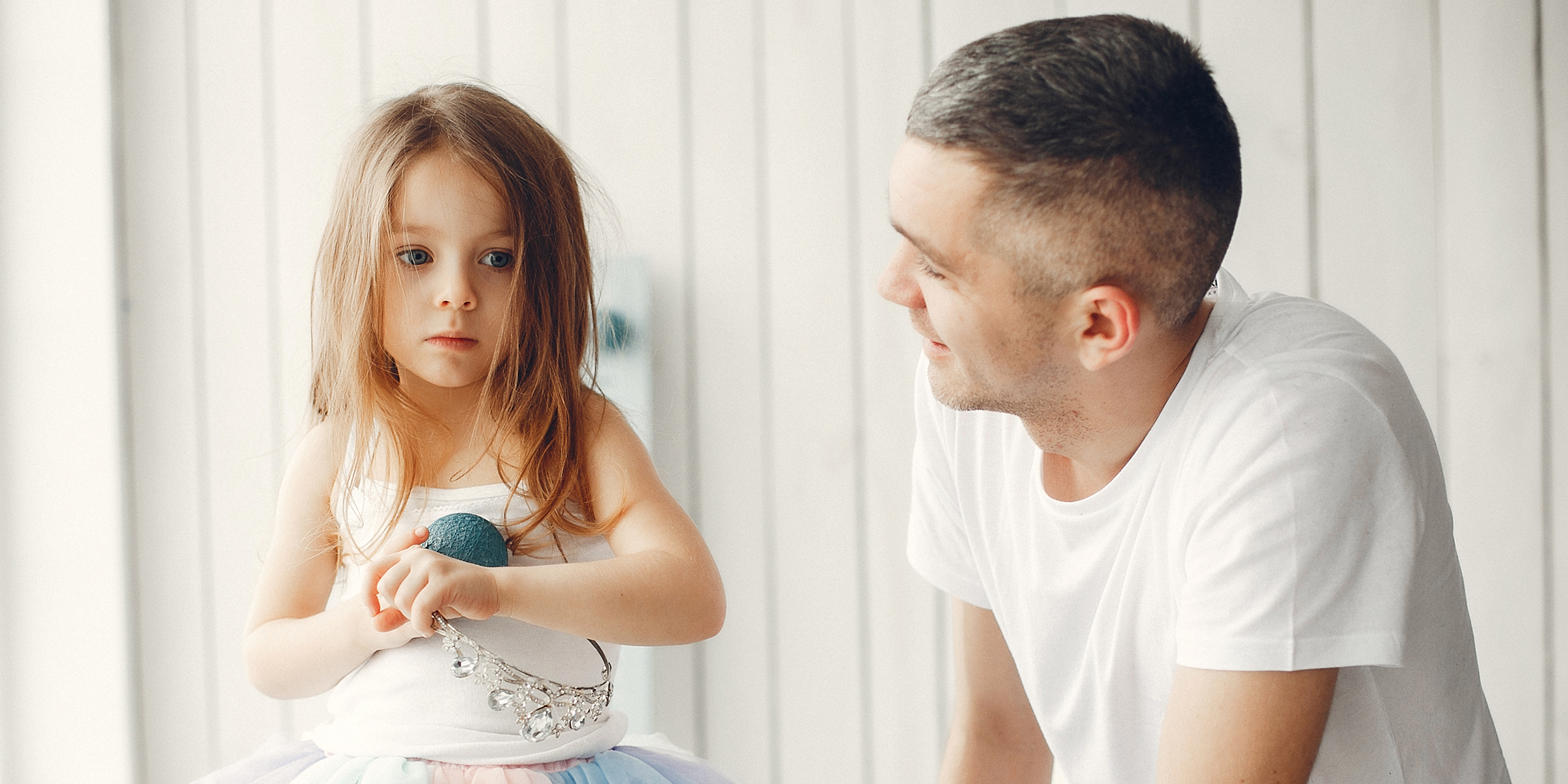 Un père qui sourit gentiment à sa fille | Source : Shutterstock