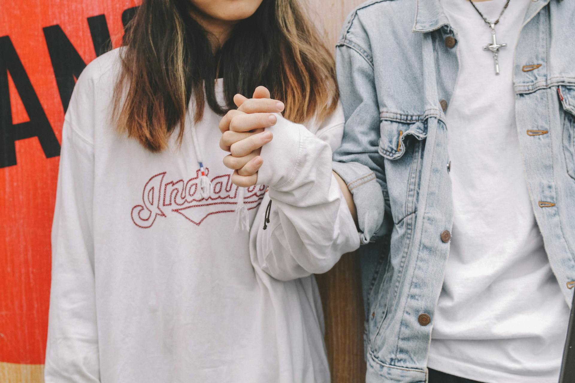 Un couple se tenant par la main | Source : Pexels