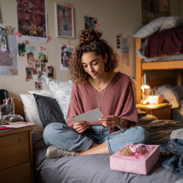 Une fille lisant une note sur son lit | Source : Midjourney