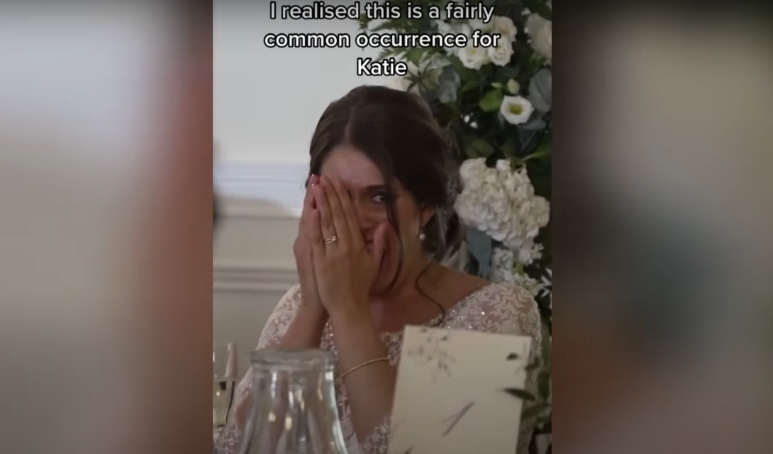 Katie, jeune mariée, se cache le visage, embarrassée | Source : YouTube / Daily Record