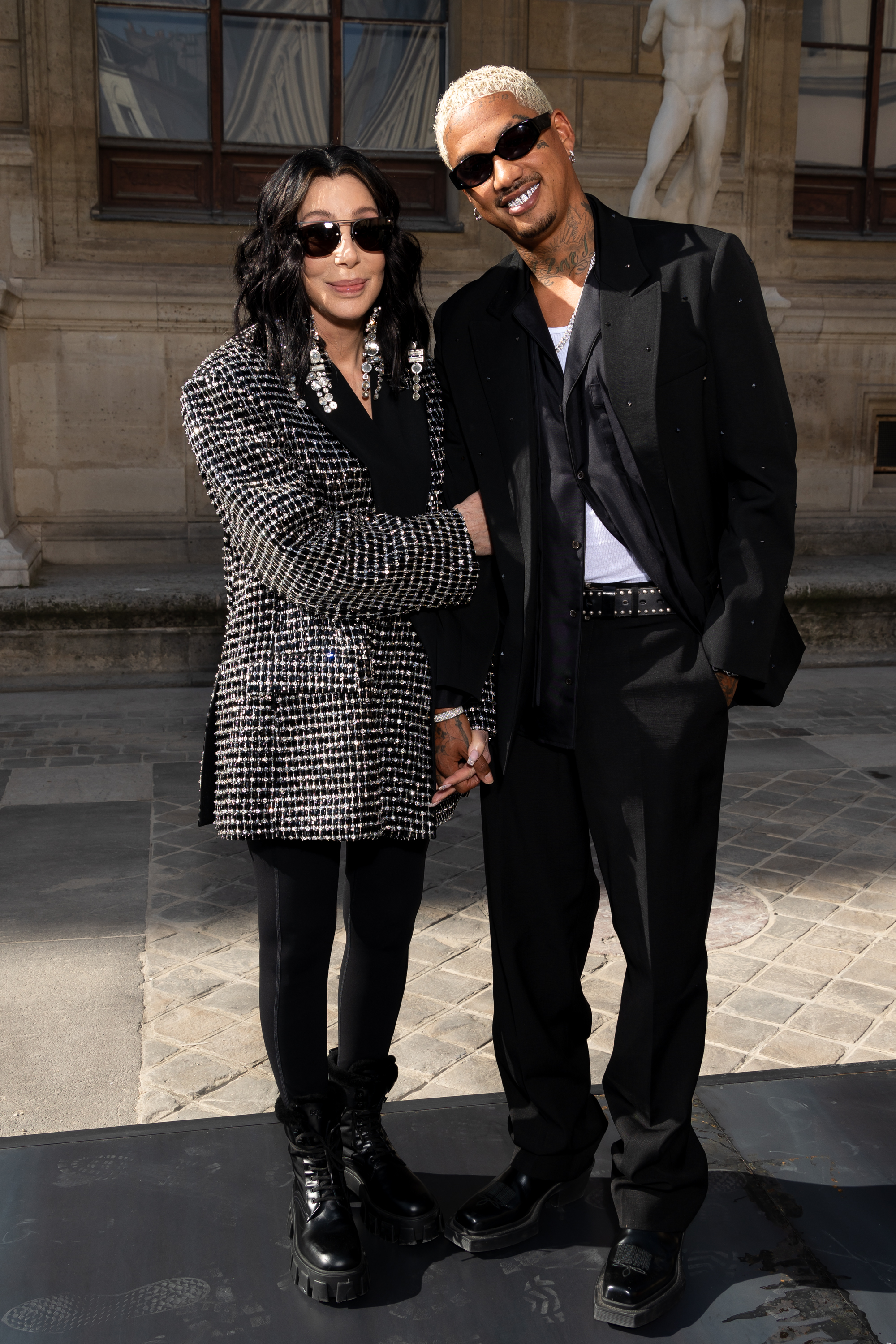 Cher et Alexander Edwards lors du défilé Valentino printemps-été 2024 dans le cadre de la Fashion Week de Paris, le 1er octobre 2023, en France. | Source : Getty Images