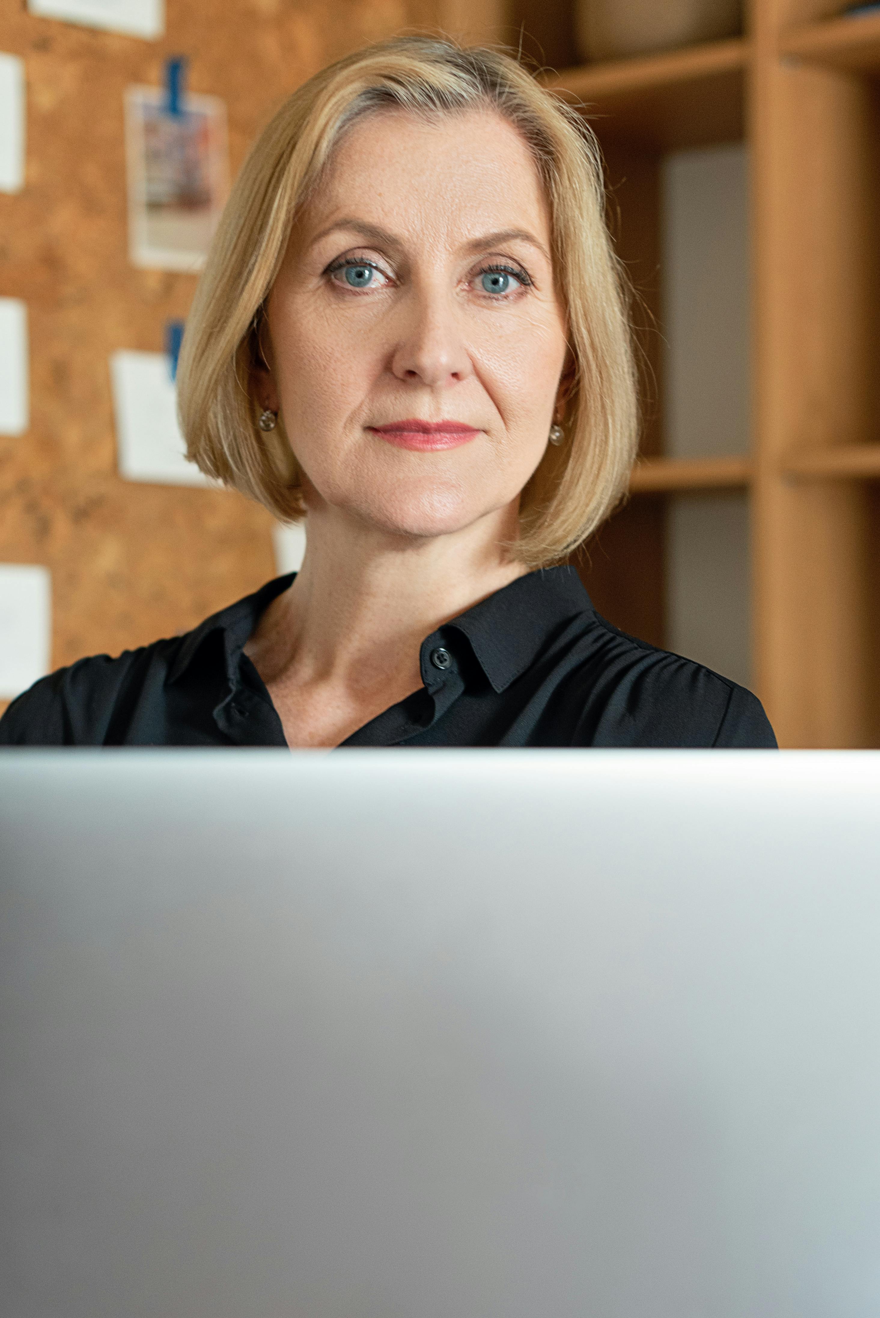 Une femme sérieuse qui regarde droit devant elle | Source : Pexels