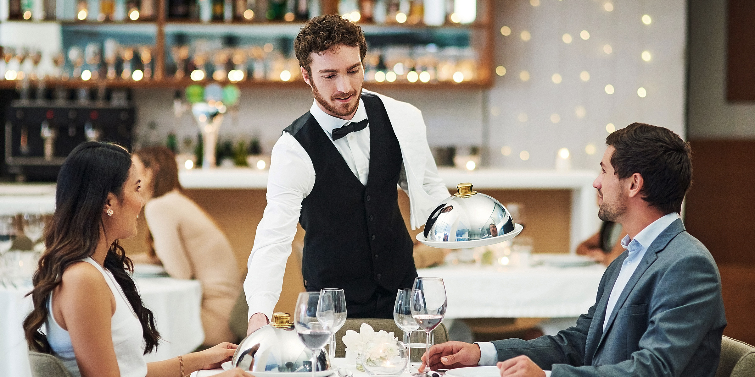 Un couple dans un restaurant | Source : Shutterstock