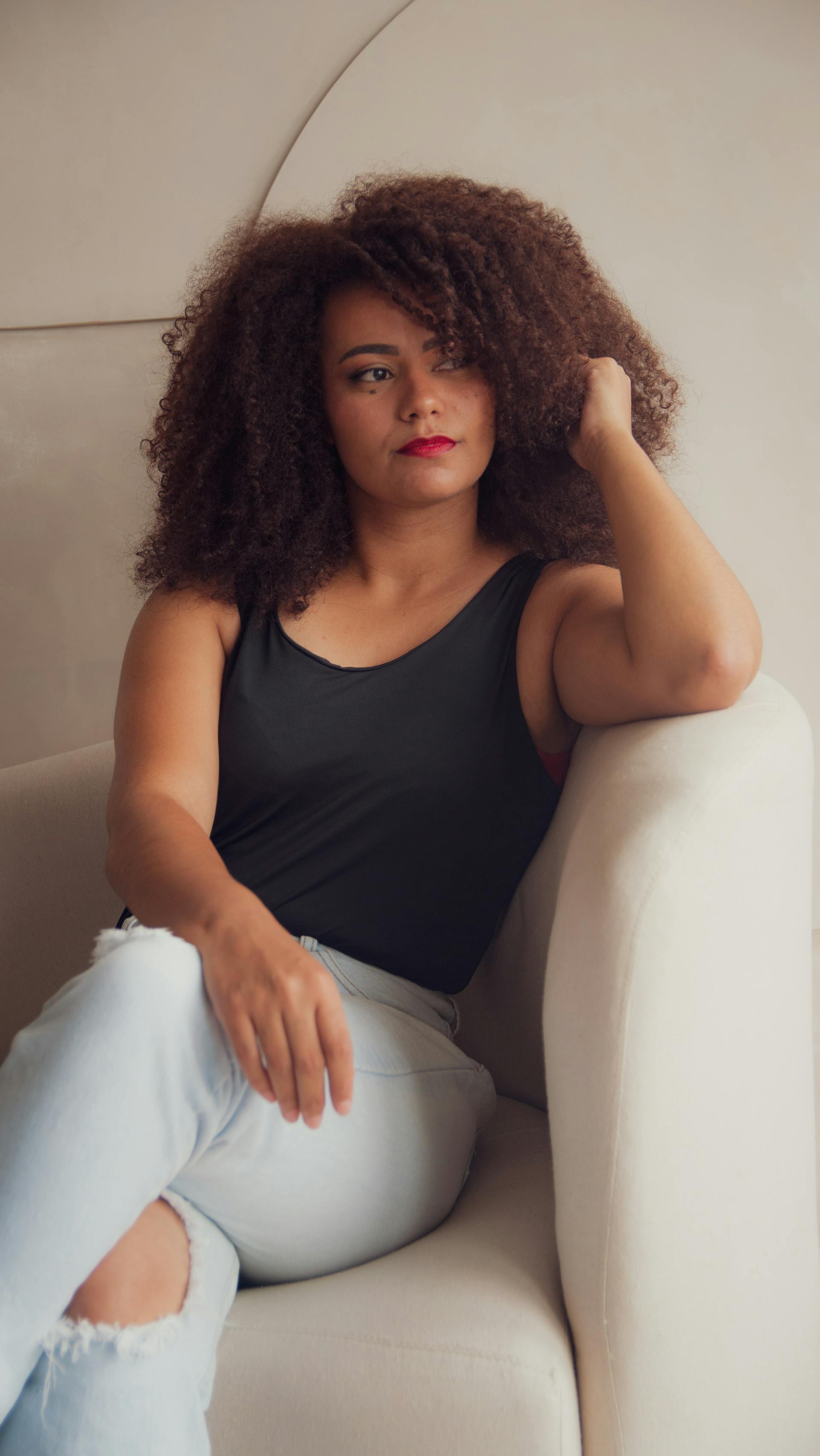 Une femme pensive sur un canapé | Source : Pexels