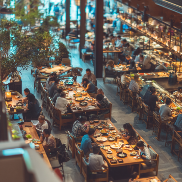 Des clients dans un restaurant | Source : Midjourney