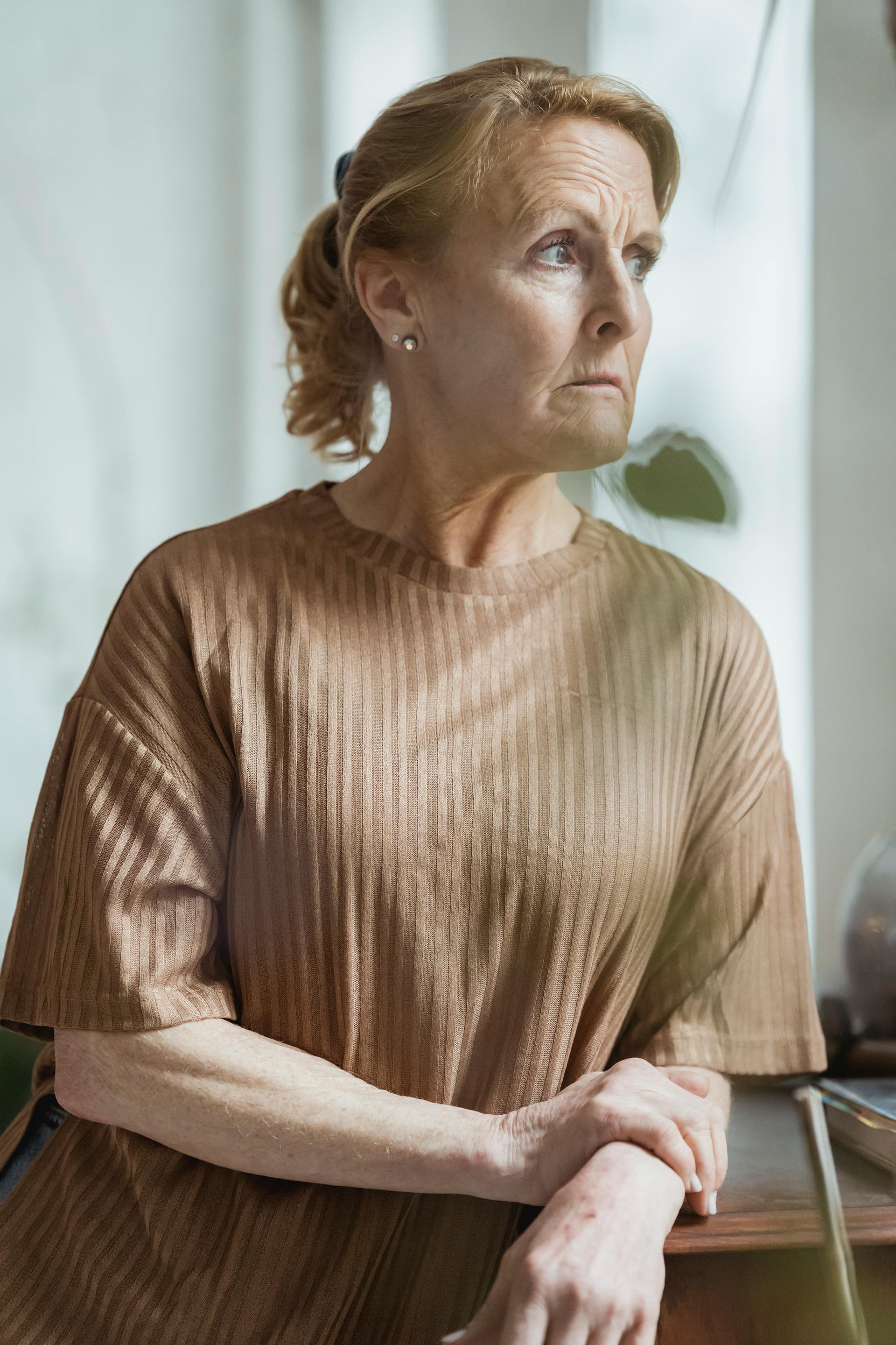 Une femme d'âge mûr vêtue d'un pull marron | Source : Pexels