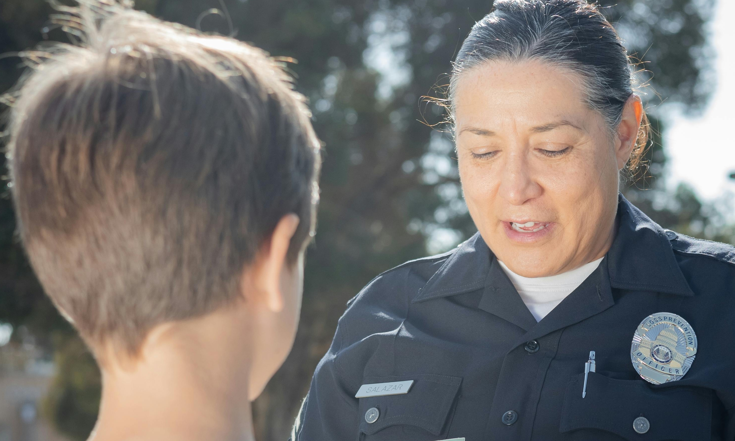 Un policier s'adresse à un jeune garçon | Source : Pexels