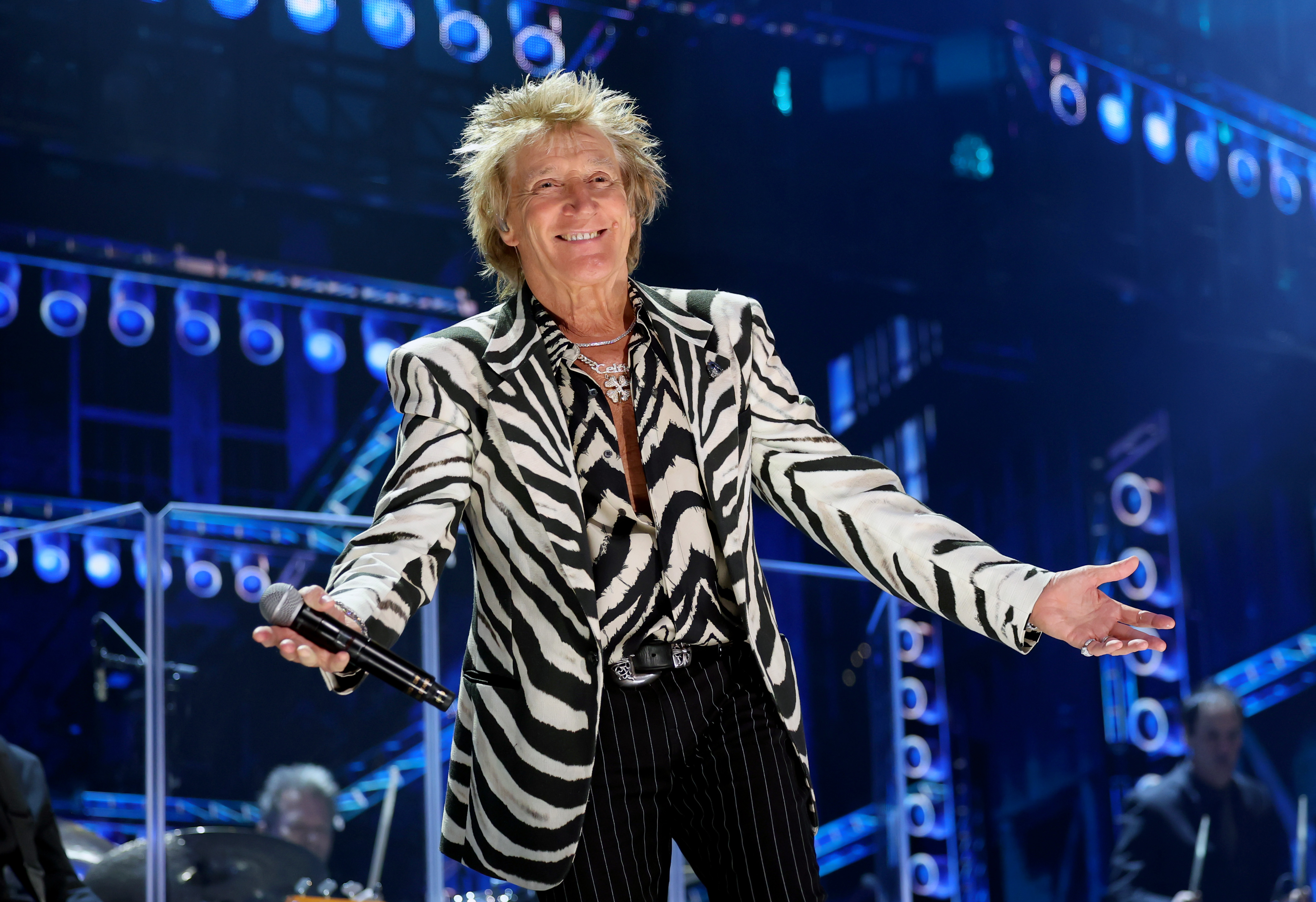 Rod Stewart sur scène lors du concert de bienfaisance FIREAID au profit des victimes des incendies en Californie, le 30 janvier 2025, à Inglewood, en Californie. | Source : Getty Images