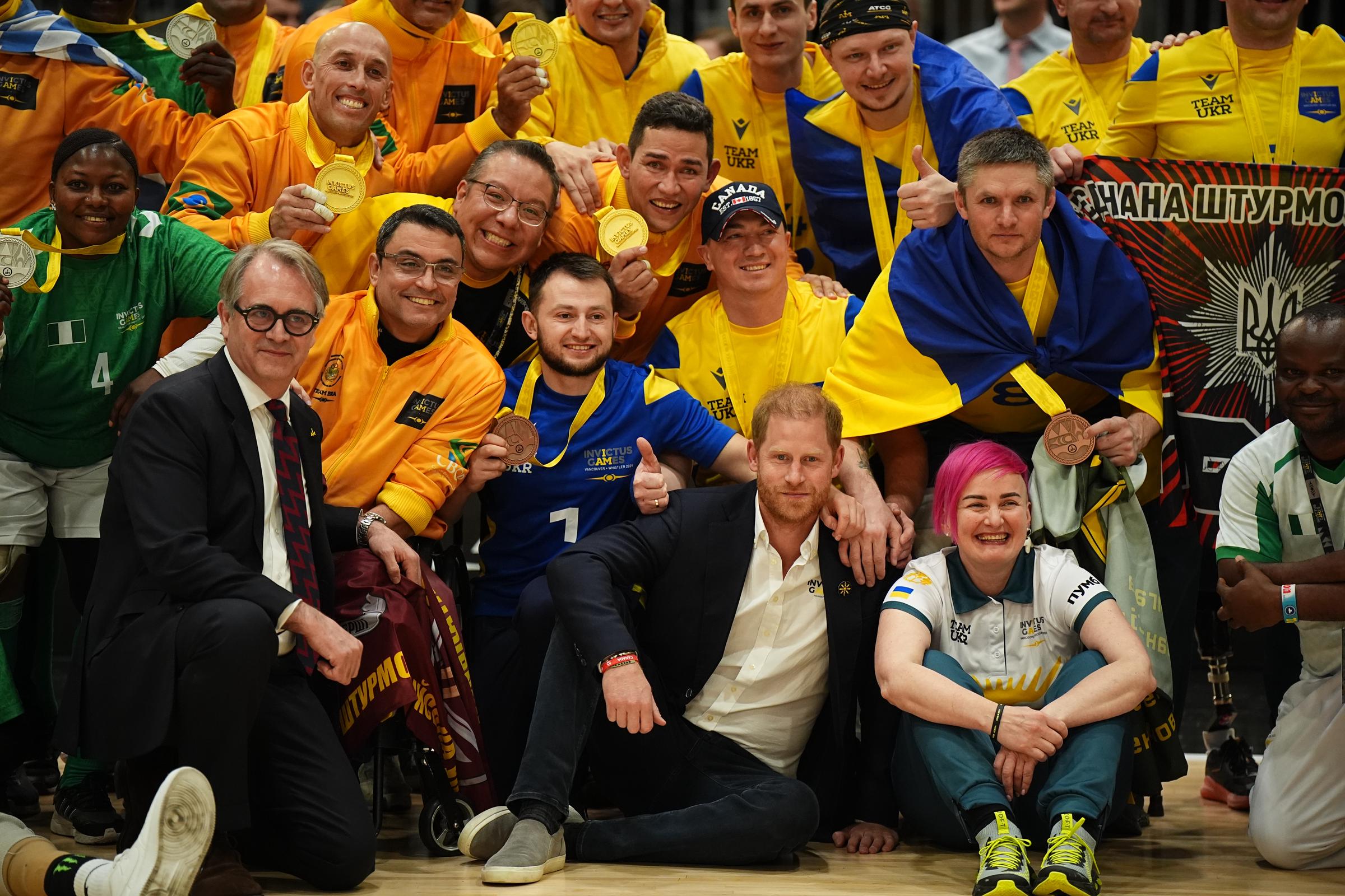 Le prince Harry est assis sur le sol avec des concurrents du monde entier lors des Invictus Games 2025 à Vancouver, au Canada, le 15 février 2025 | Source : Getty Images