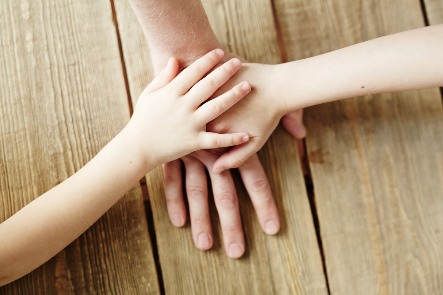 Deux enfants tenant la main d'un homme | Source : Freepik