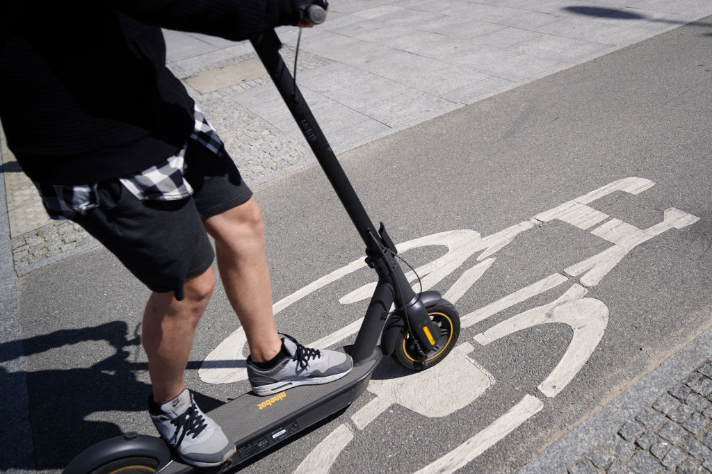 Une personne sur une trotinette | Source : Getty Images