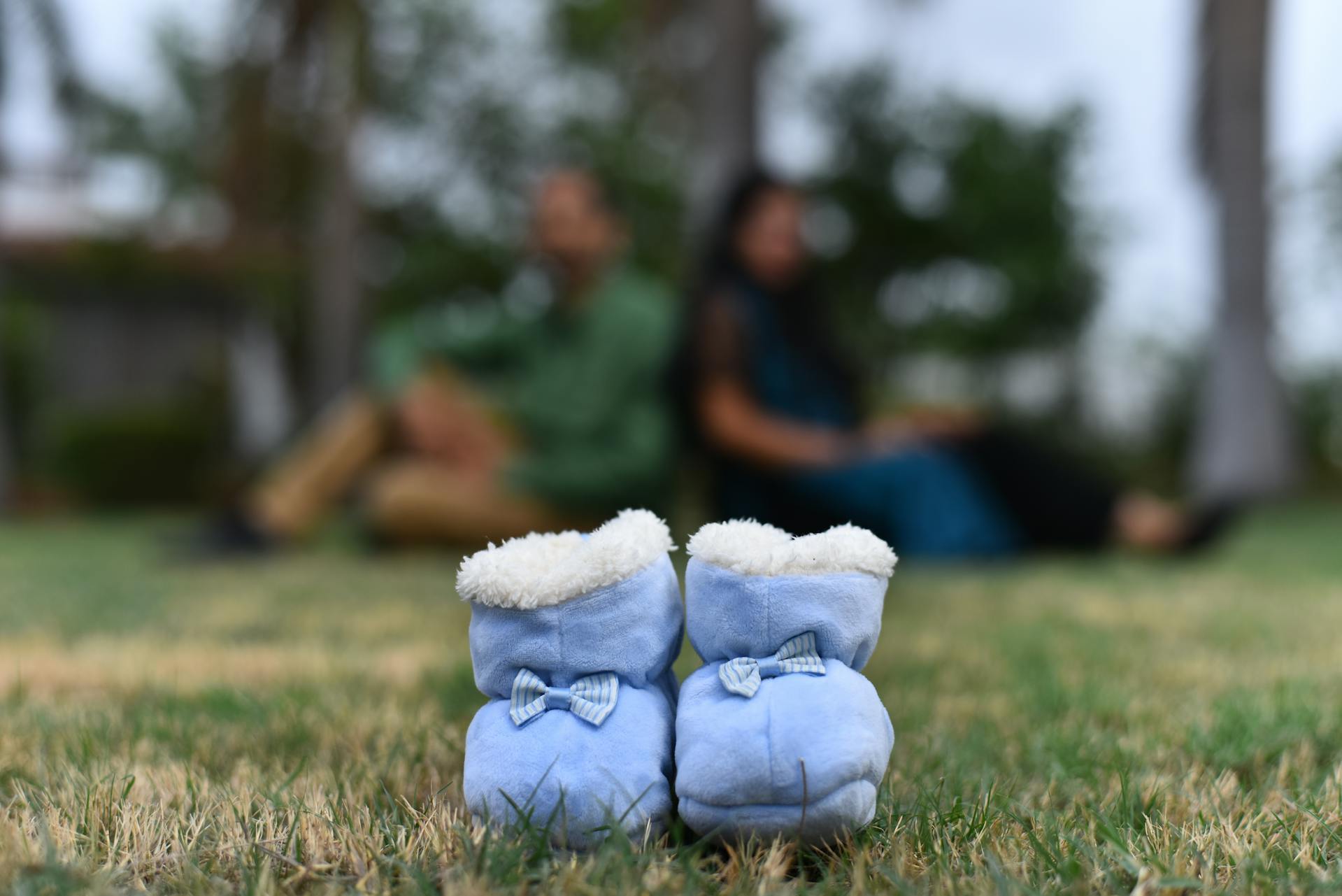 Gros plan sur des chaussures de bébé posées sur l'herbe | Source : Pexels