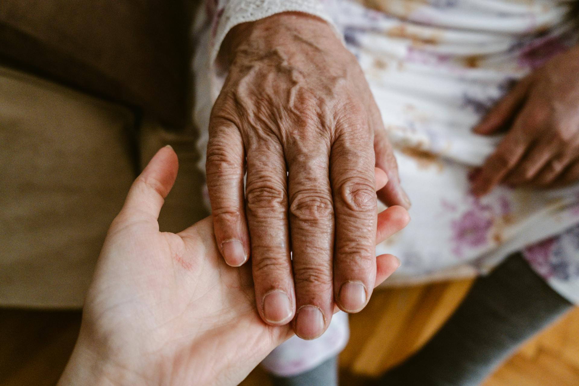 Une femme tenant la main de sa mère | Source : Midjourney