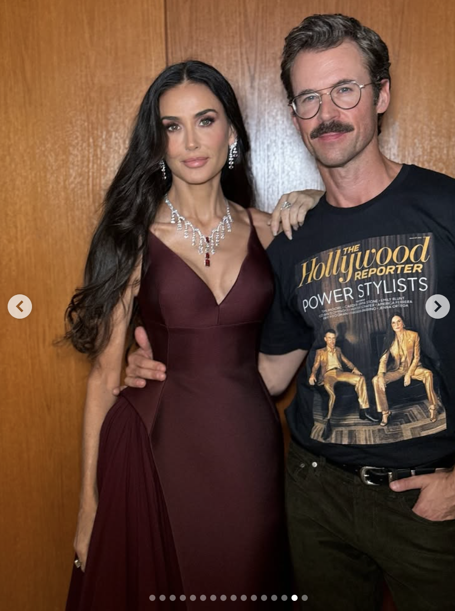 Demi Moore pose avec son styliste, Brad Goreski, dans un moment en coulisses — élégante sans effort dans sa robe sculptée, elle dégage une confiance tranquille hors du tapis rouge. | Source : Instagram/demimoore