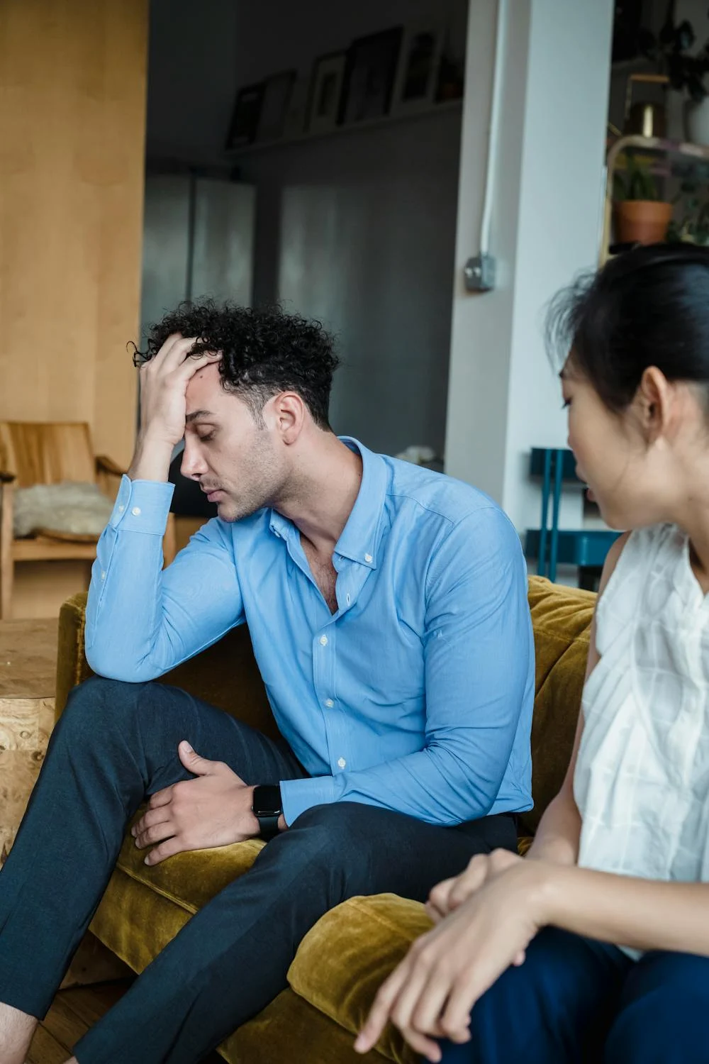Un couple en train de discuter sérieusement | Source : Pexels