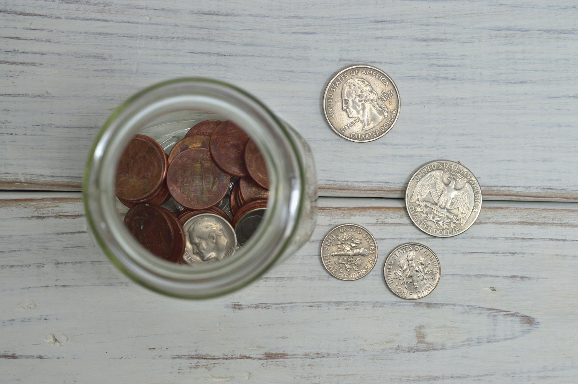 Pièces de monnaie dans un bocal en verre | Source : Pexels
