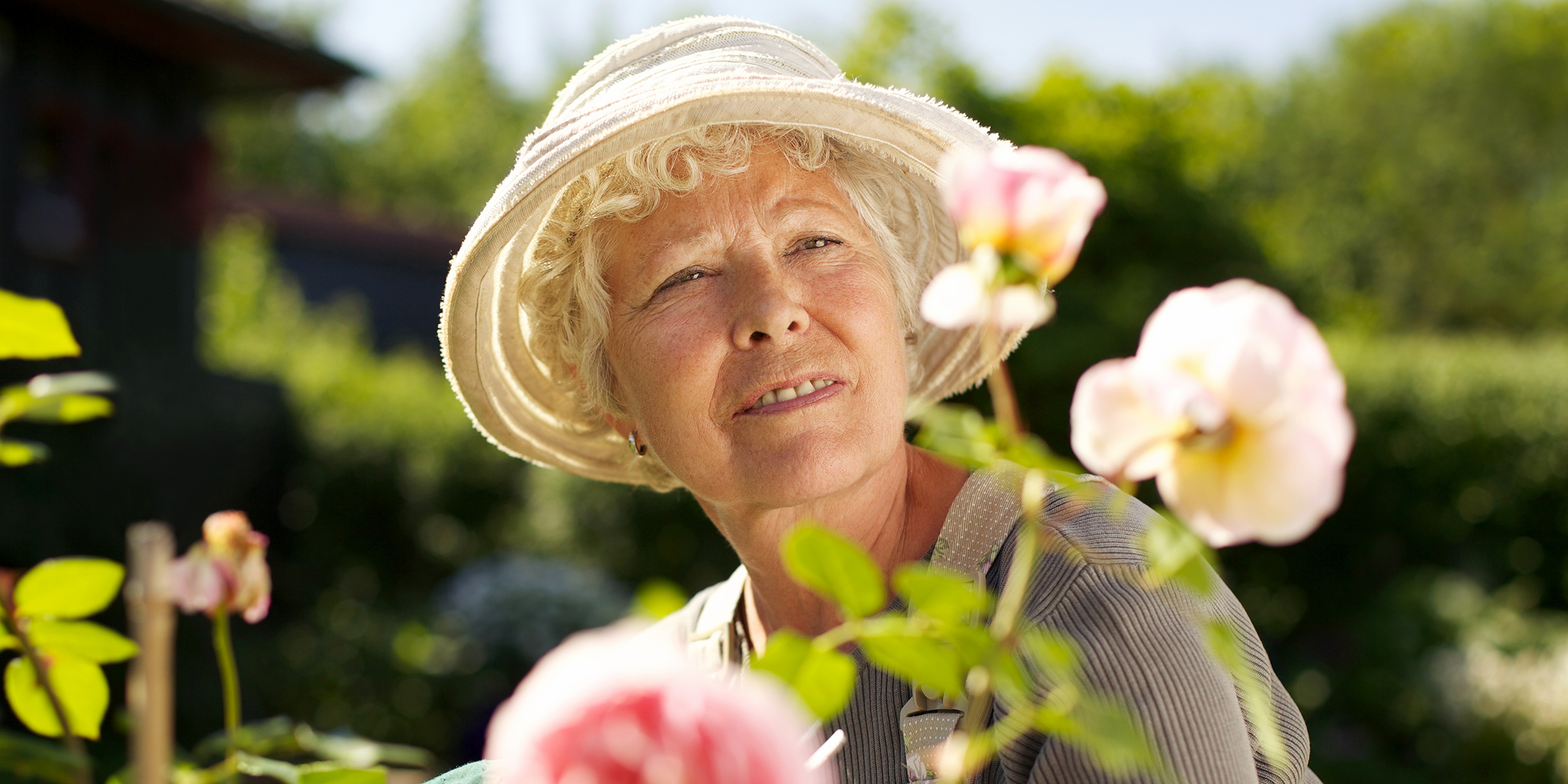 Femme âgée en train de jardiner | Source : Shutterstock