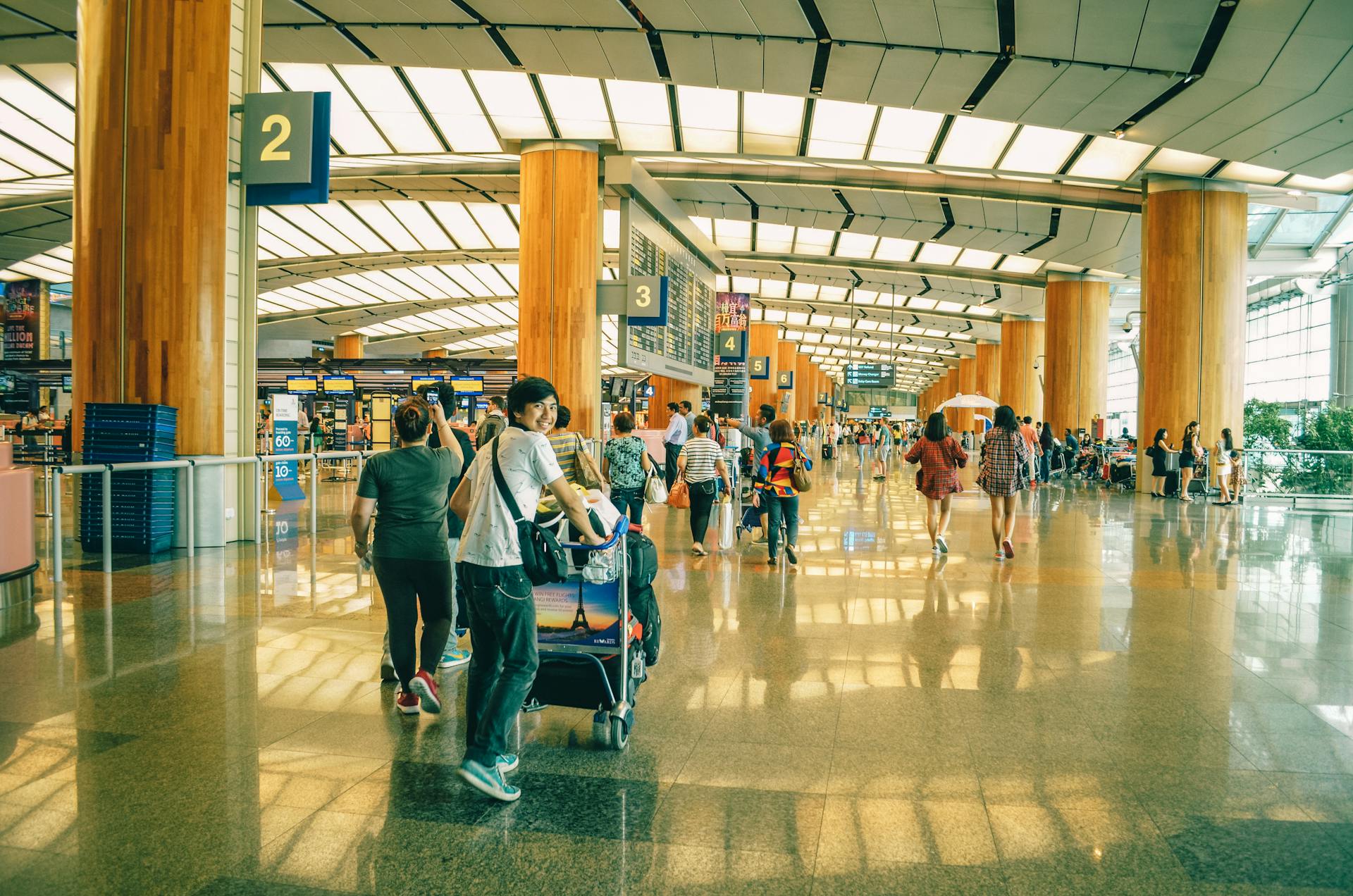 Des gens dans un aéroport | Source : Pexels