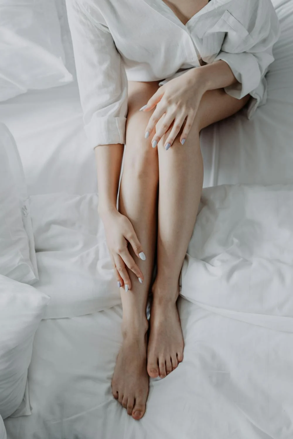 Une femme aux pieds nus ⏐ Source : Pexels