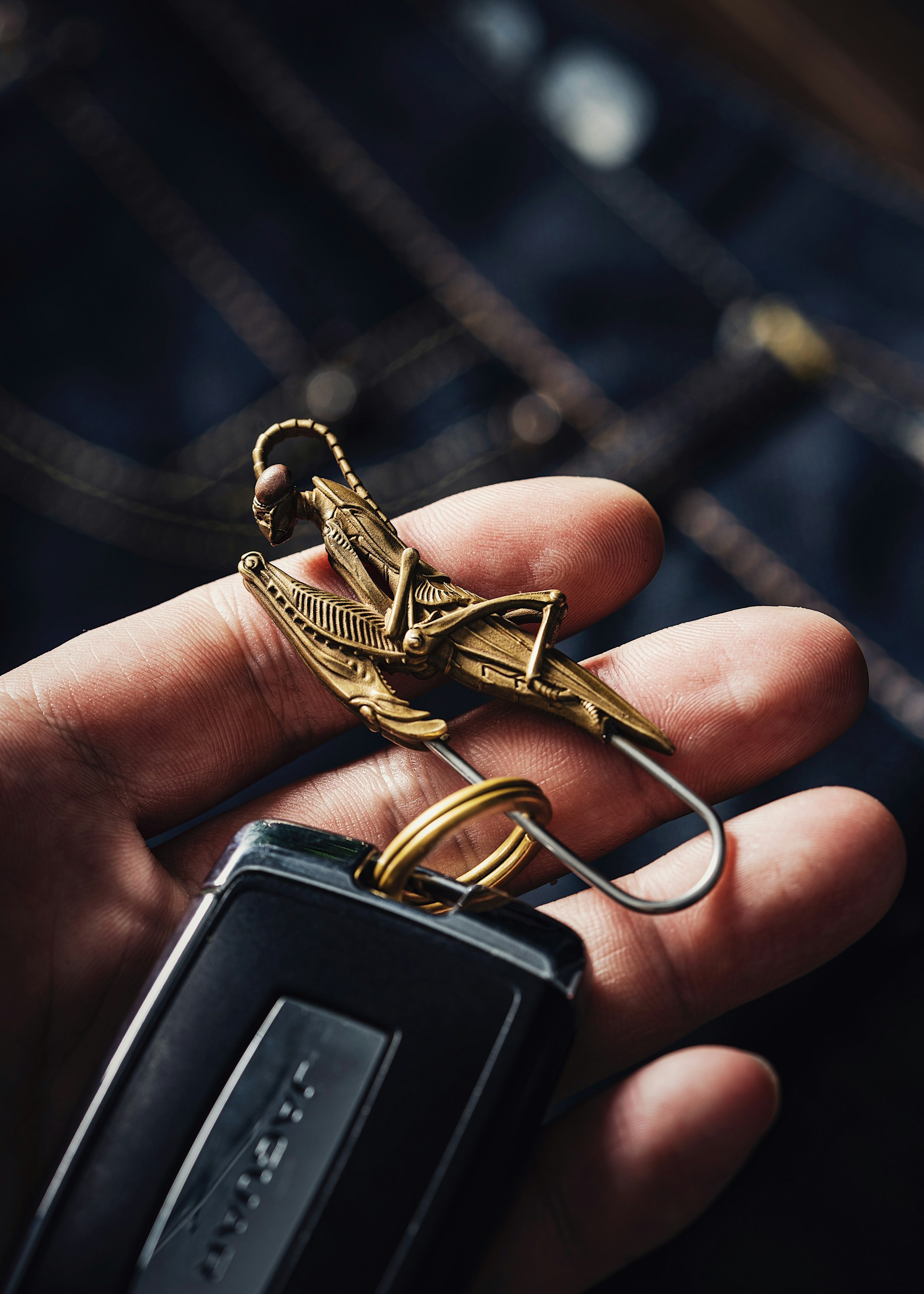 Un homme tenant des clés de voiture | Source : Unsplash