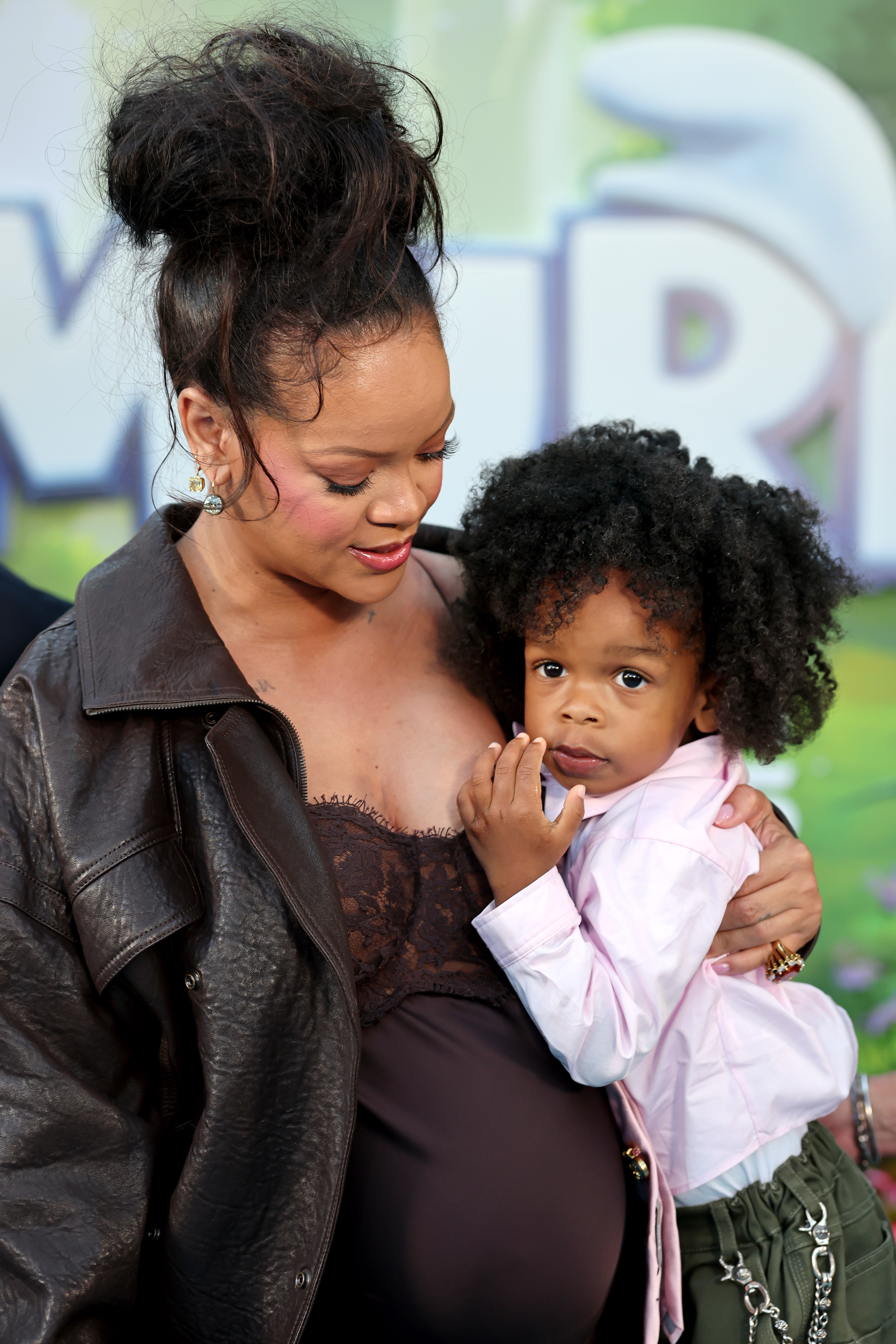 Rihanna tenant son fils RZA Athelston Mayers lors de la première des « Schtroumpfs » aux Paramount Pictures Studios, 13 juillet 2025 | Source : Getty Images