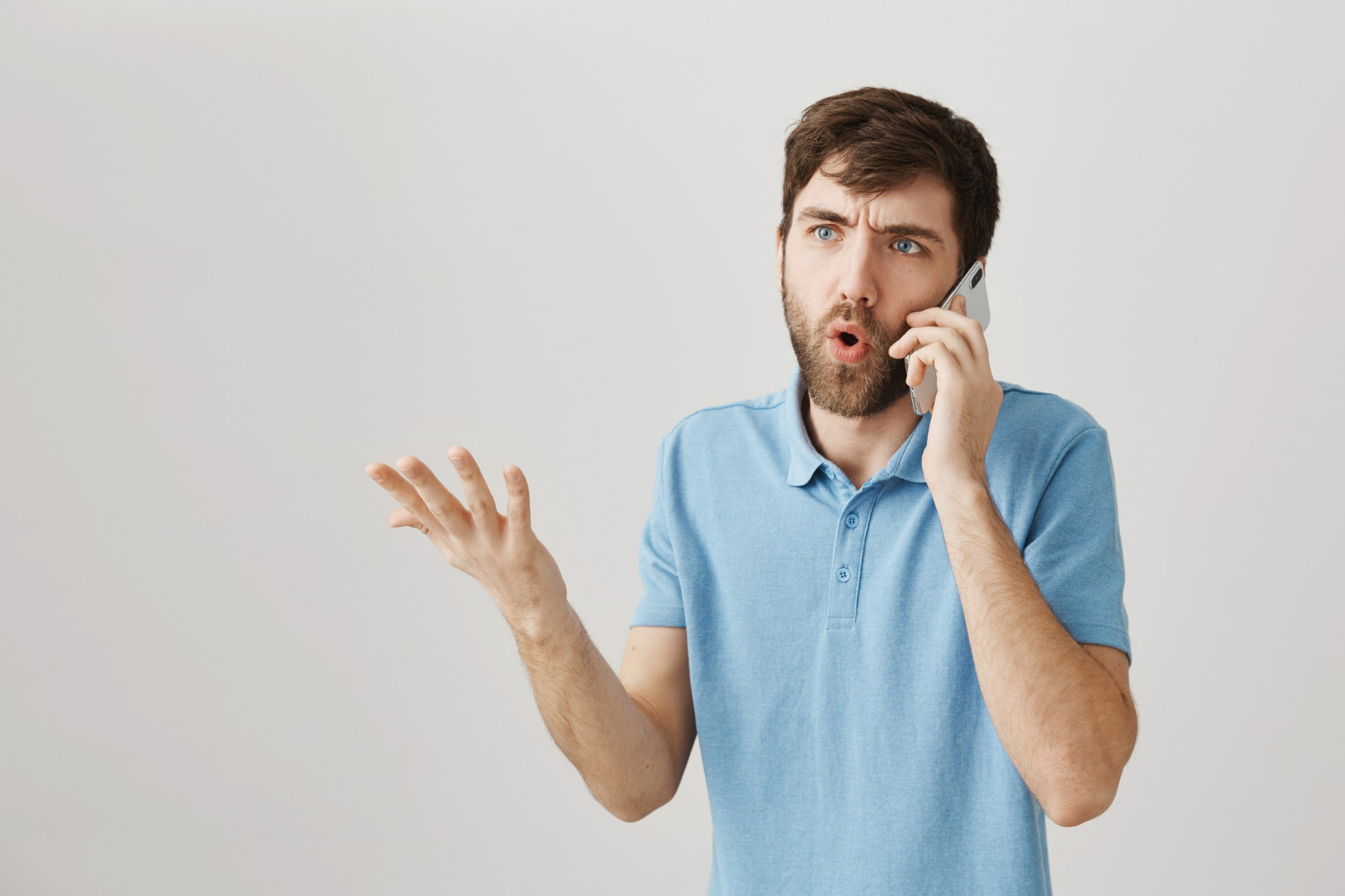Un homme agacé qui parle au téléphone | Source : Freepik