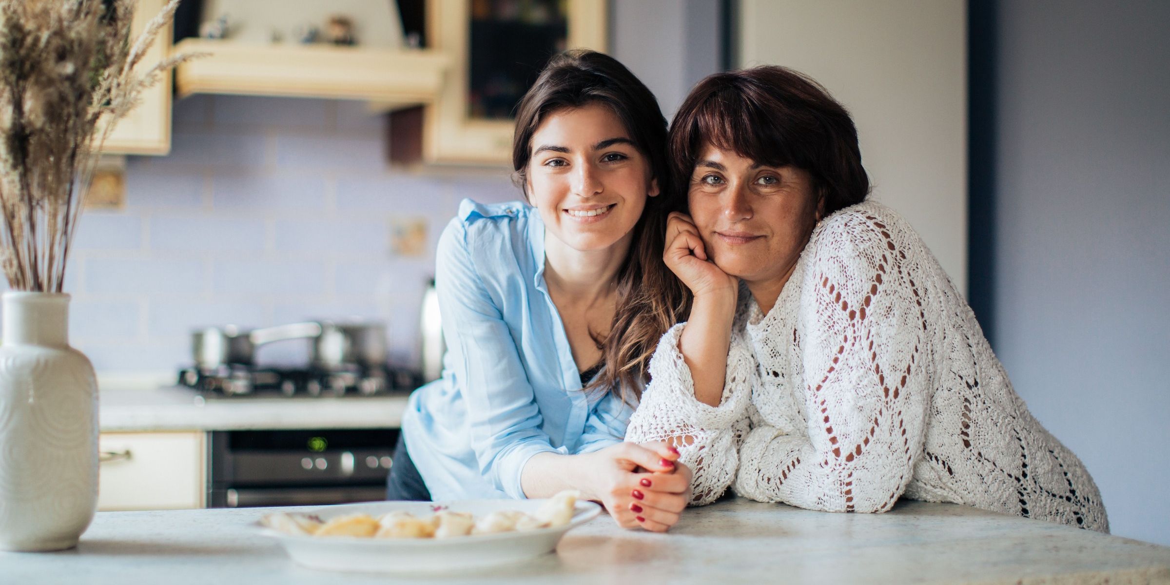 Une mère et sa fille posant ensemble dans une cuisine | Source : Pexels