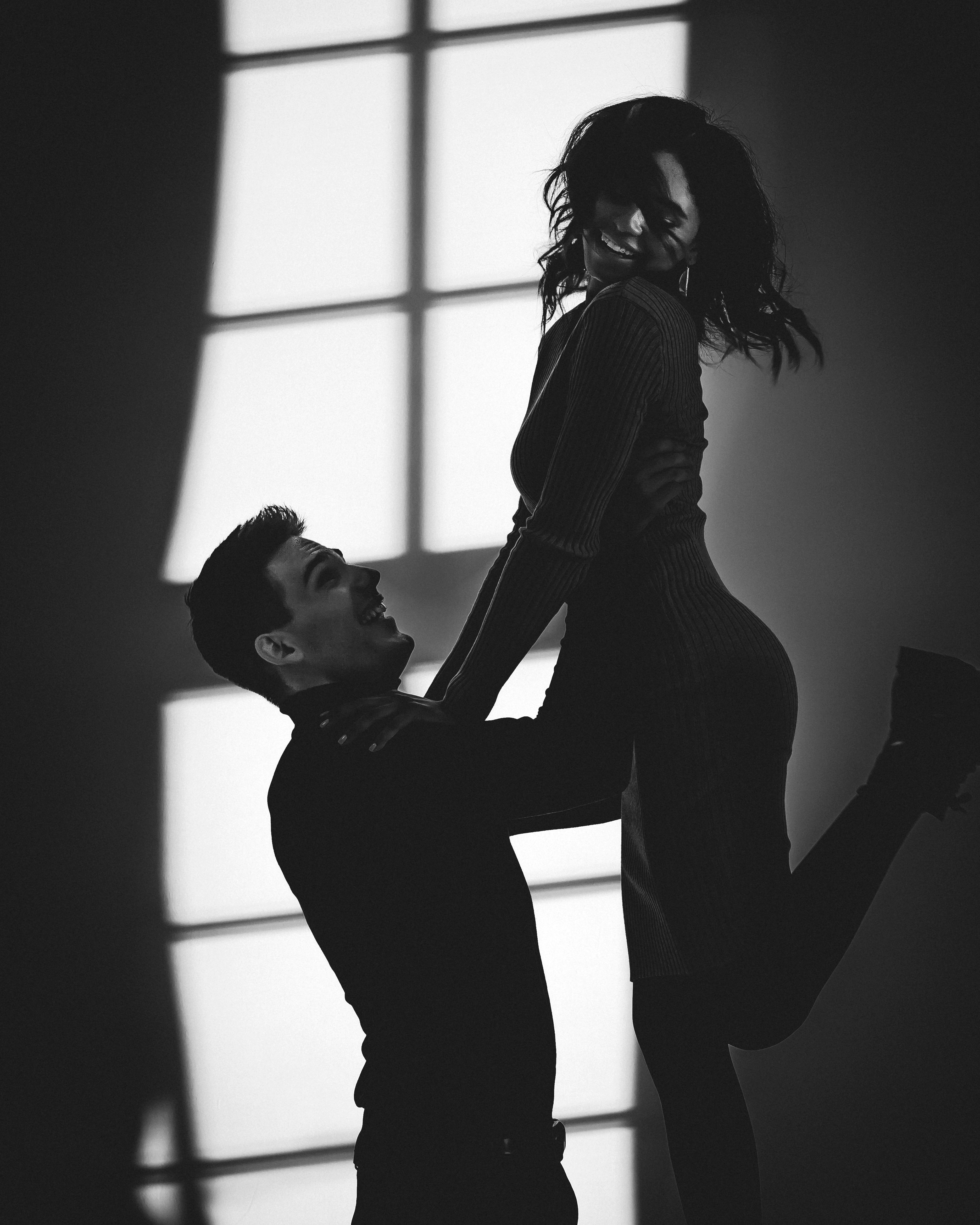 Un homme soulevant une femme en l'air | Source : Pexels
