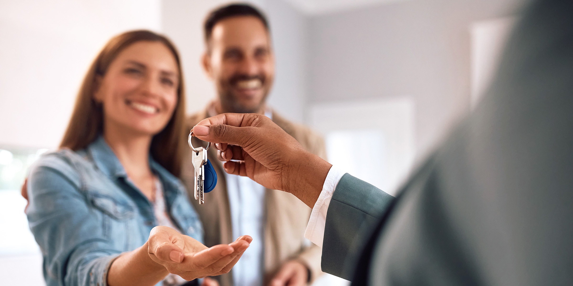 Un couple ravi en recevant les clés de leur nouvelle maison | Source : Shutterstock