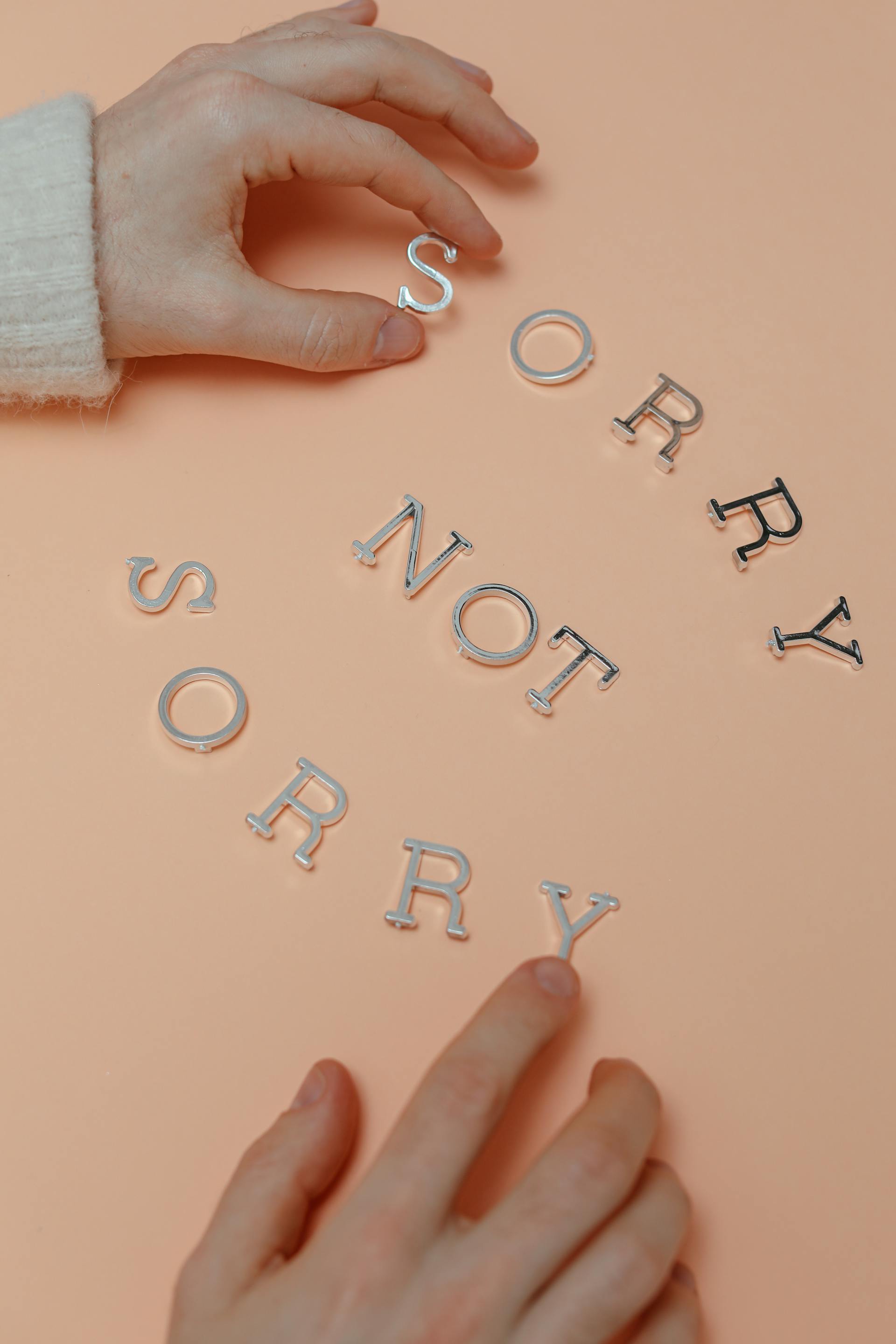 Une personne formant une phrase avec des lettres | Source : Pexels