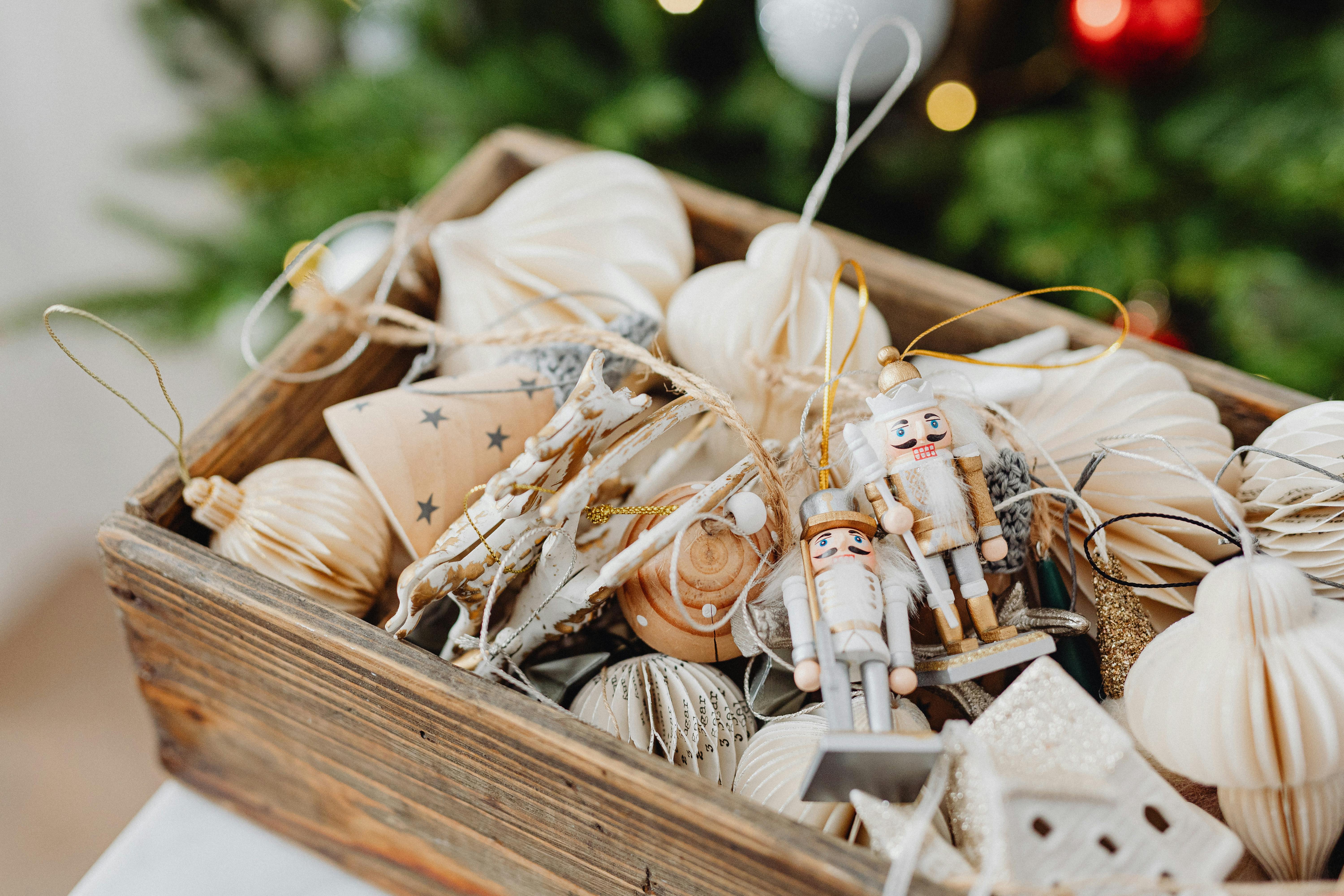 Une boîte de décorations | Source : Pexels