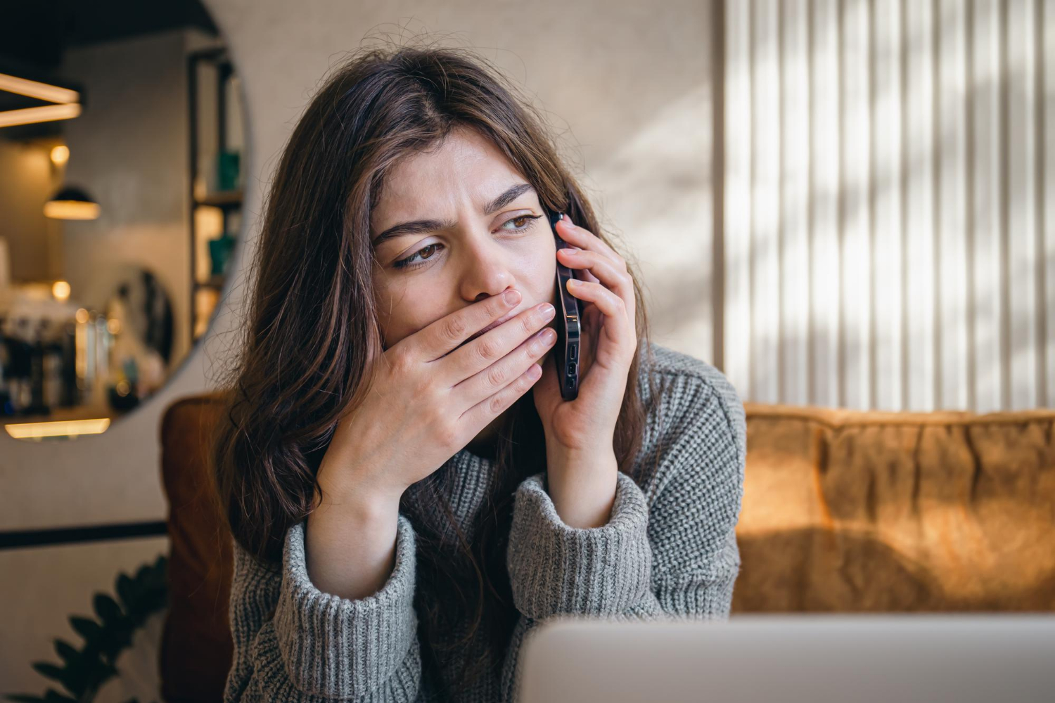 Une jeune femme triste qui parle au téléphone | Source : Freepik