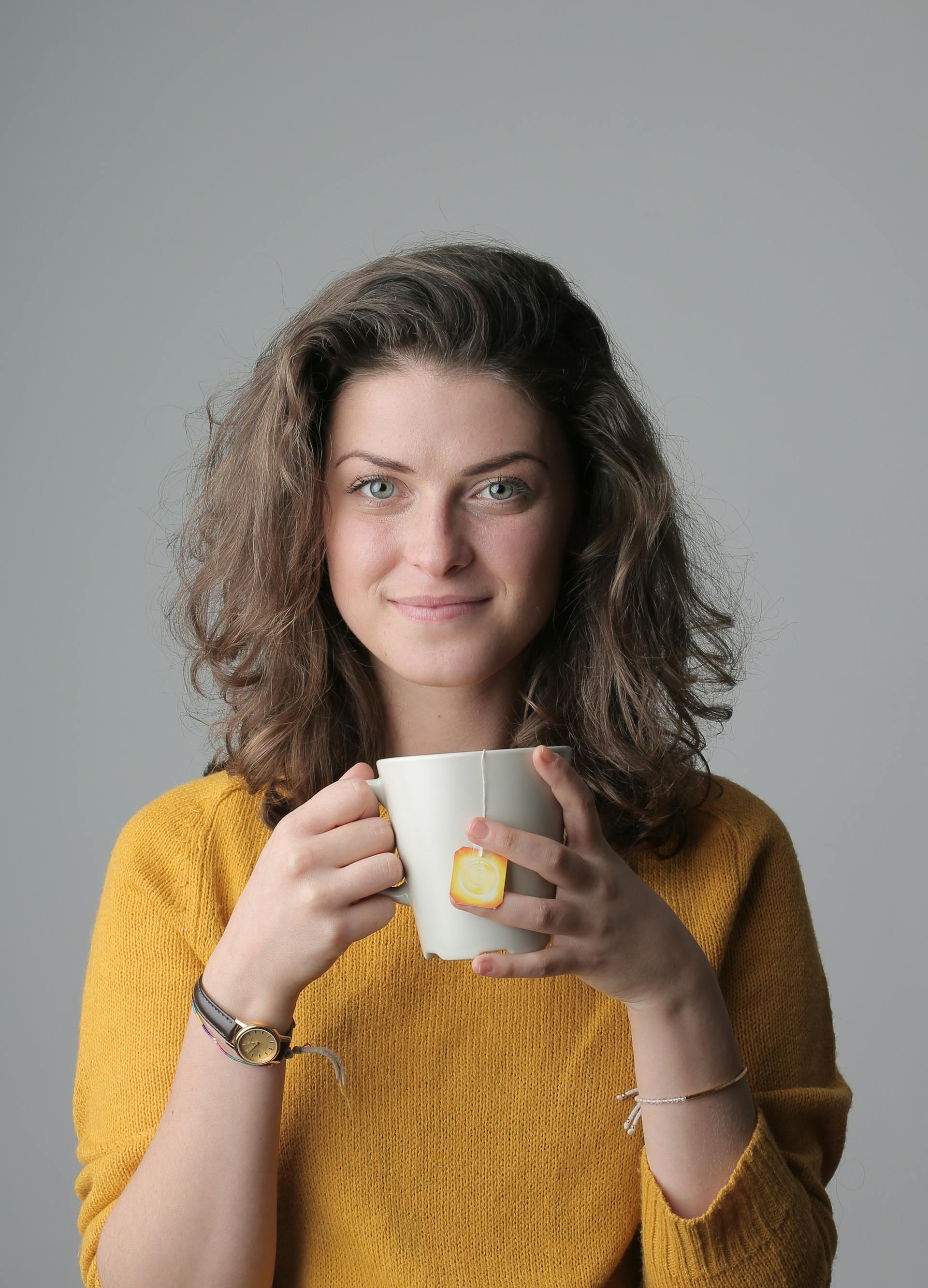 Une femme tenant une tasse en céramique | Source : Pexels