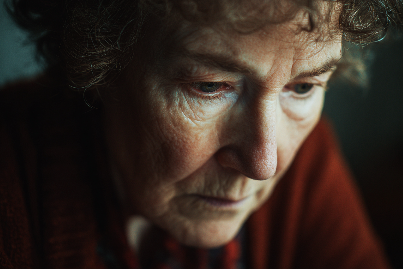 Une femme âgée qui regarde vers le bas | Source : Midjourney