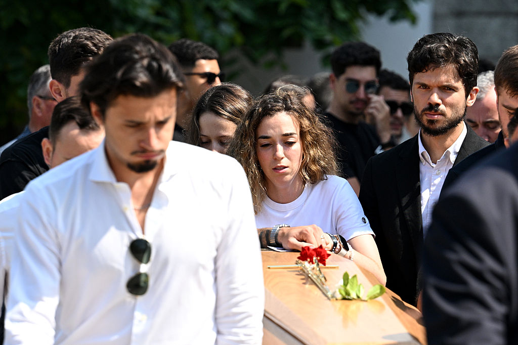 Rute Cardoso, épouse de Diogo Jota, porte le cercueil de son défunt mari alors qu'il est transporté hors de l'Église après les funérailles de Diogo Jota et de son frère Andre Silva à Igreja Matriz de Gondomar le 05 juillet 2025 à Gondomar, Portugal. | Source : Getty Images