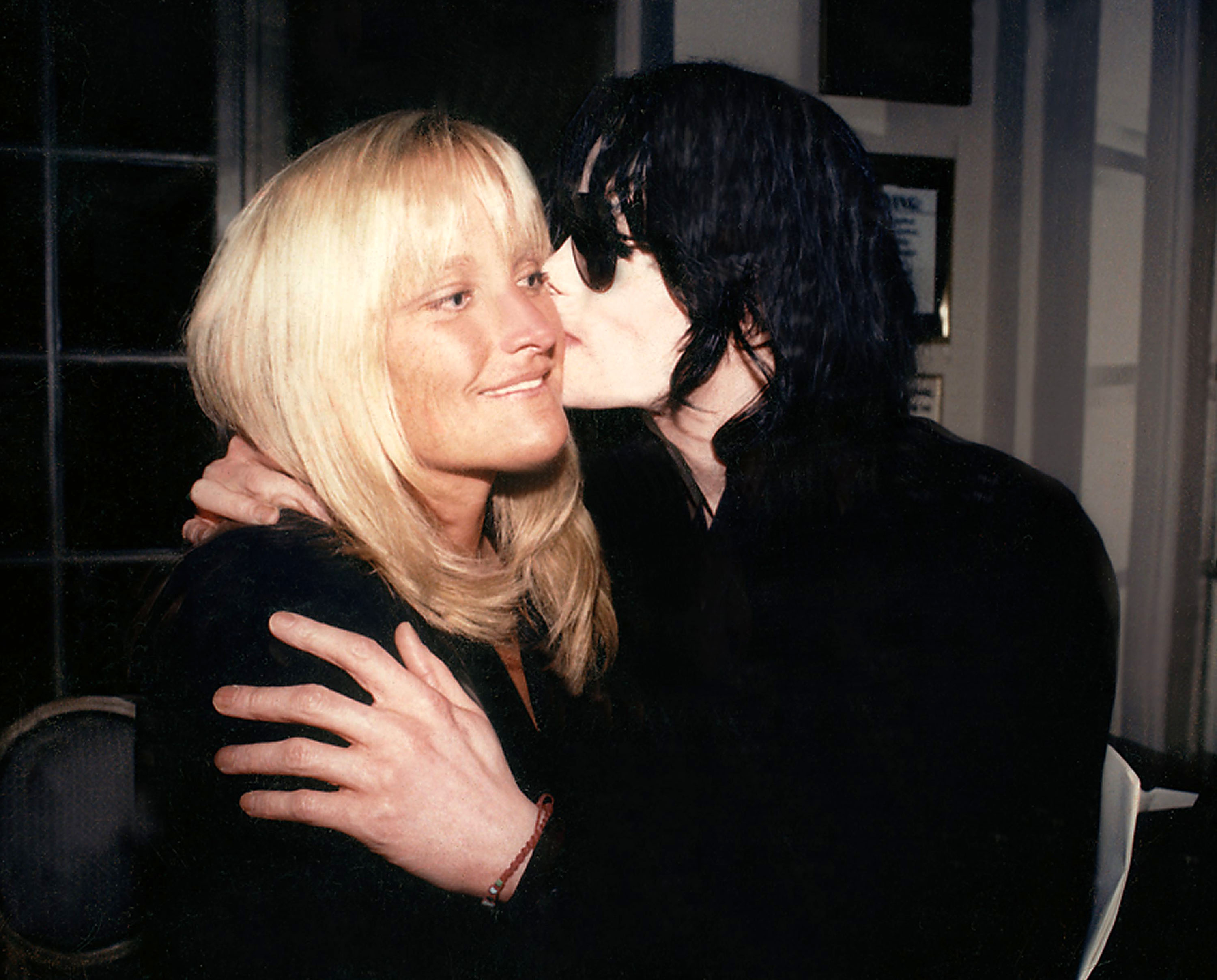 Debbie Rowe et Michael Jackson lors d'un événement privé à L'Orangerie le 17 décembre 1998 à Los Angeles. | Source : Getty Images