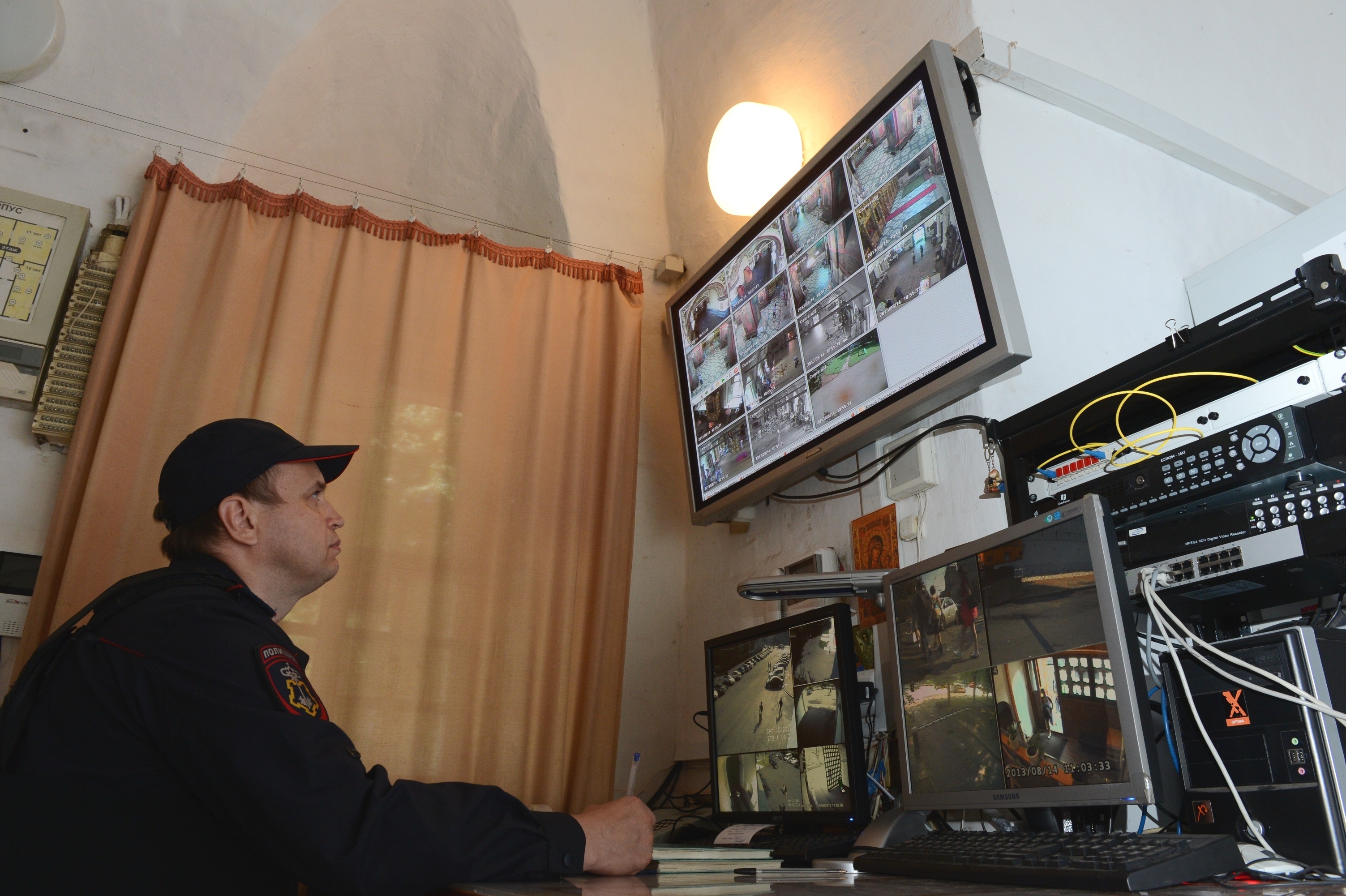 Un agent de sécurité regardant les images de vidéosurveillance | Source : Shutterstock