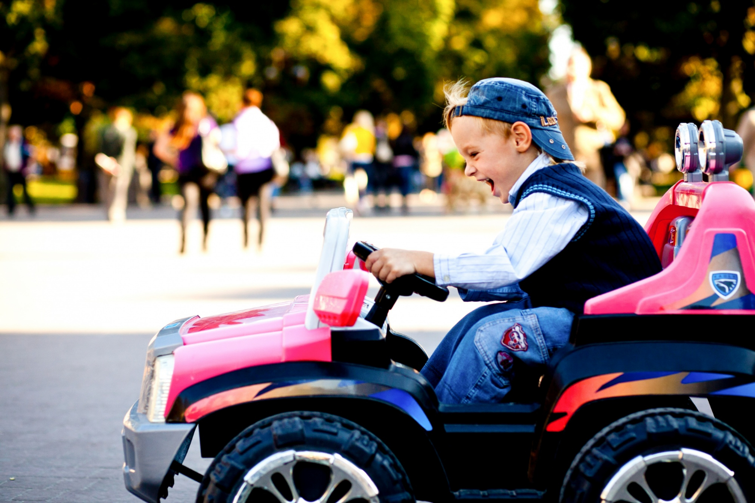 Un petit garçon qui profite de sa balade sur une voiture jouet | Source : Freepik