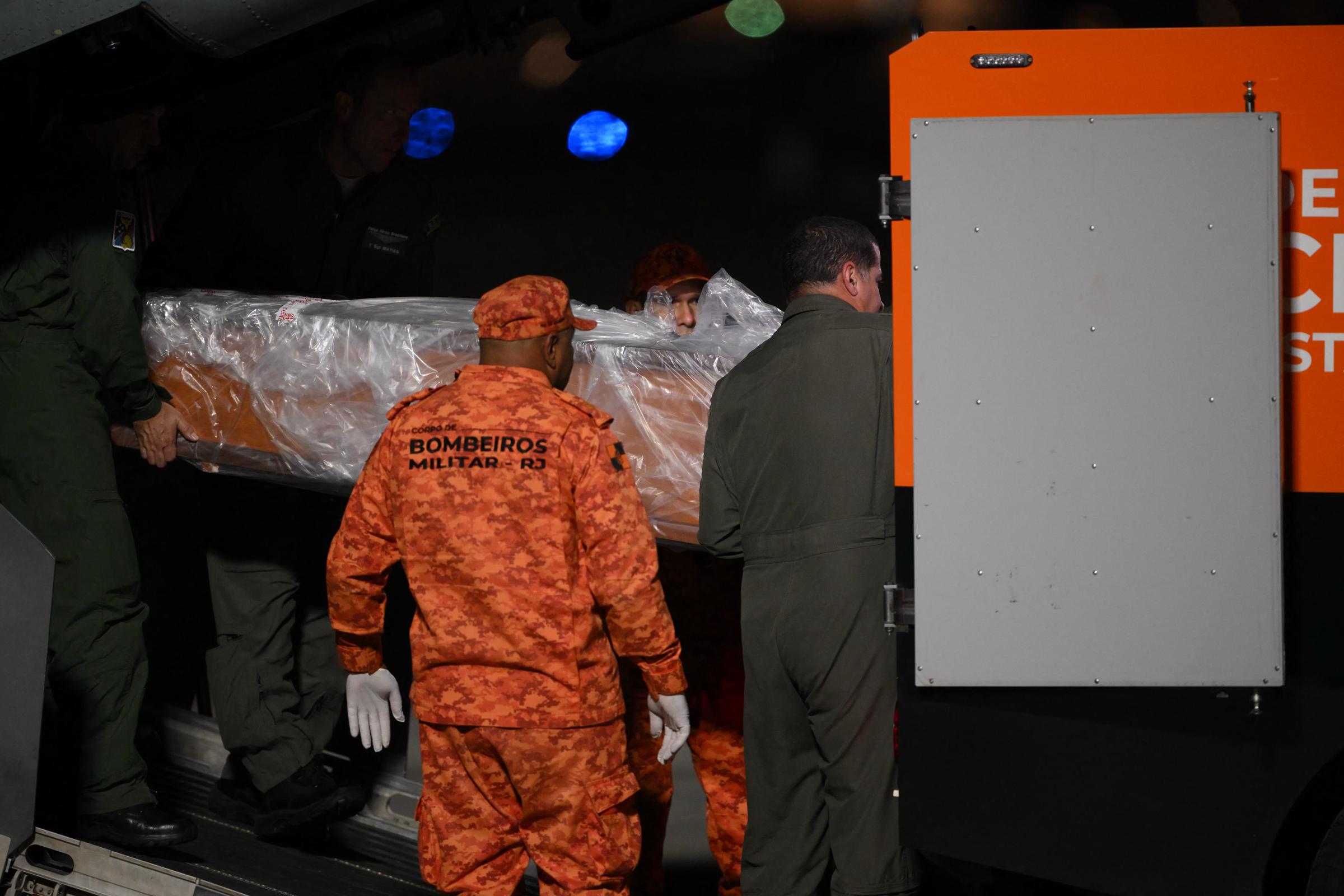 Des officiers de l'armée de l'air brésilienne transportent le cercueil de la touriste brésilienne Juliana Marins après son arrivée à la base aérienne de Galeao, à Rio de Janeiro, le 1er juillet 2025. La touriste brésilienne Juliana Marins, âgée de 26 ans, est tombée dans un ravin du mont Rinjani, sur l'île de Lombok, en Indonésie, le 21 juin 2025, et a été retrouvée morte par une équipe de secours le 24 juin I Source : Getty Images