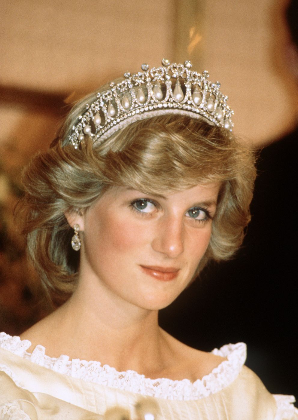 La princesse Diana porte le diadème « Cambridge Lover's Knot » lors d'un banquet à Auckland le 29 avril 1983 | Source : Getty Images