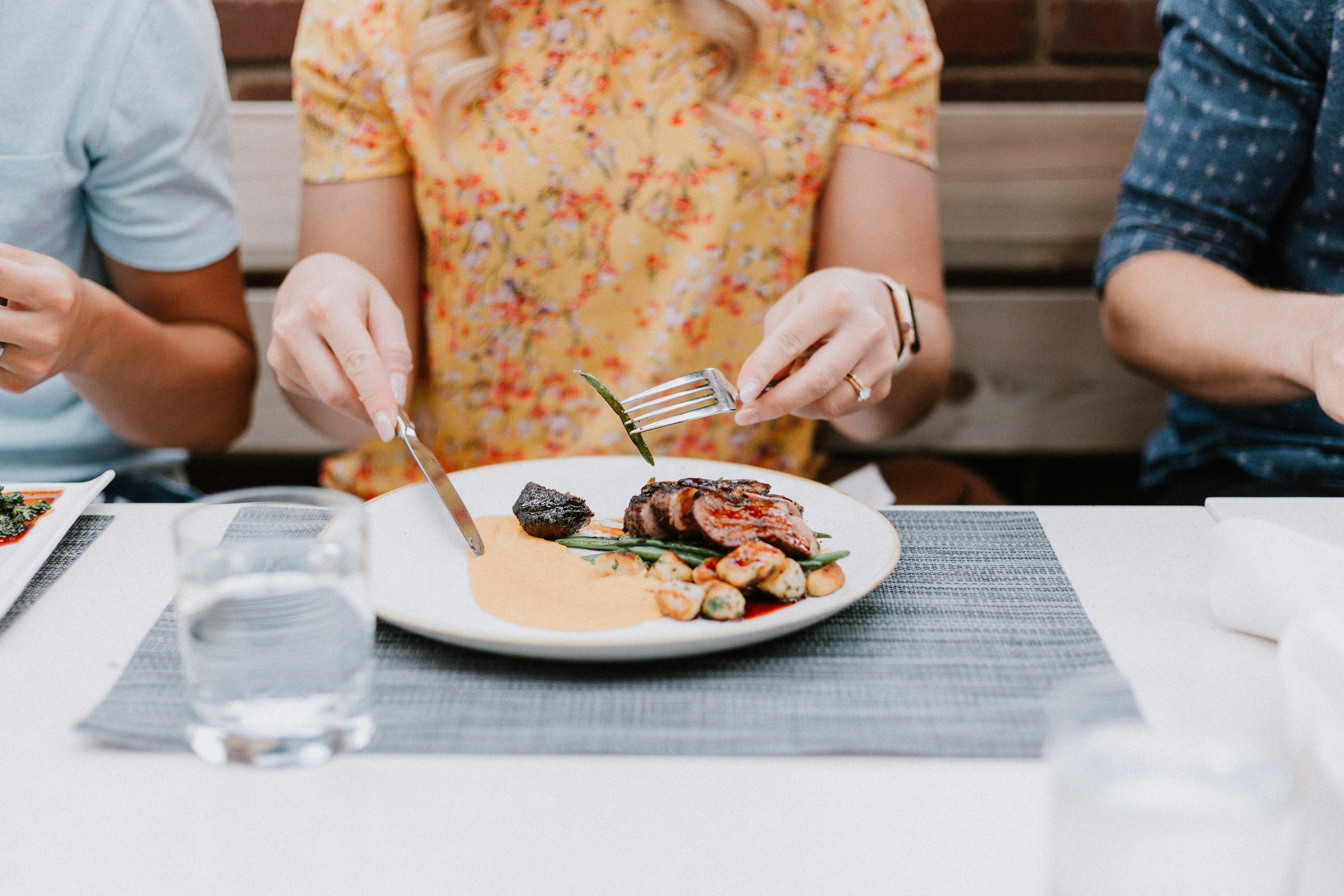 Une personne assise à la table d'un restaurant | Source : Unsplash