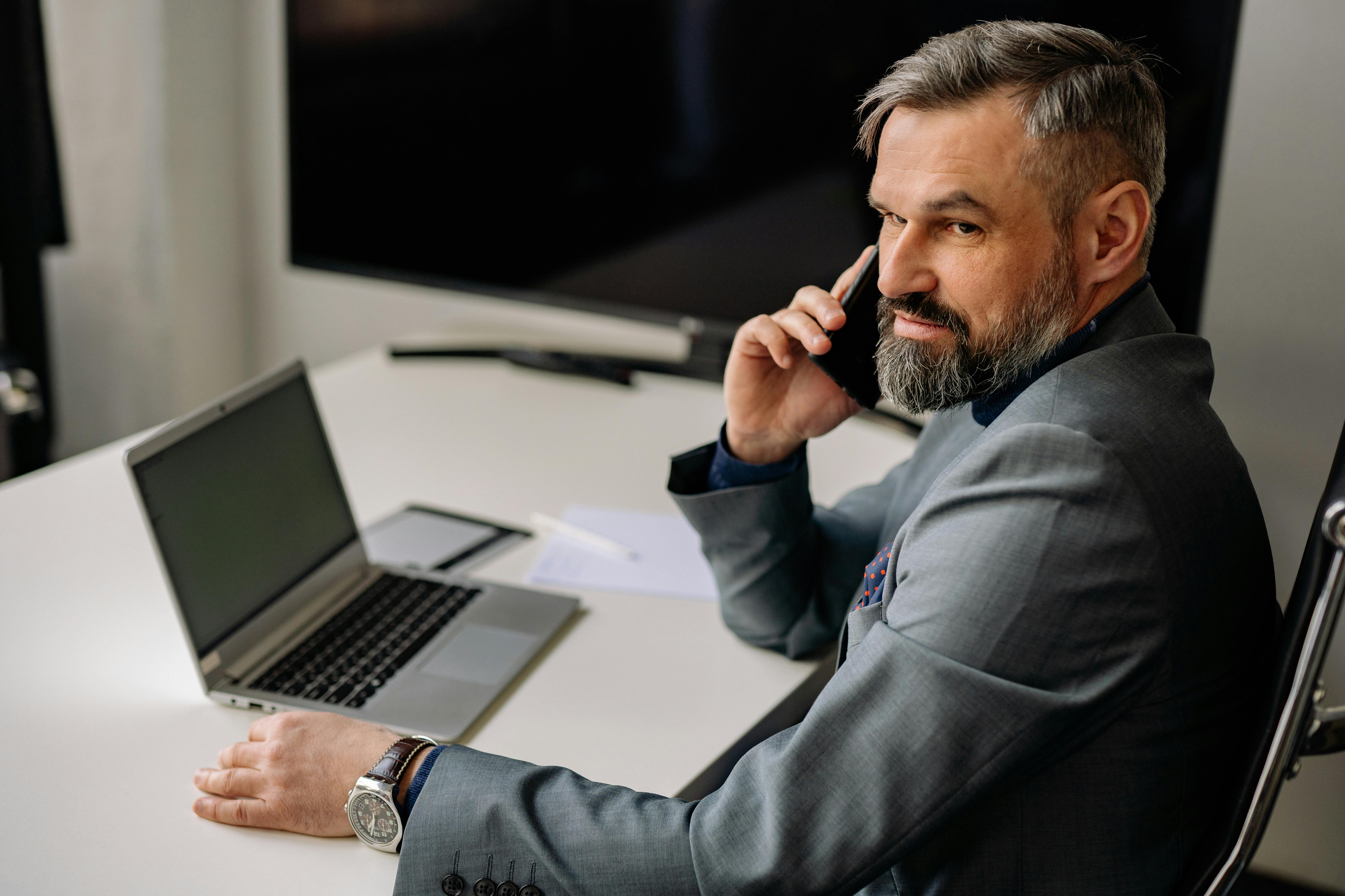 Un homme sérieux lors d'un appel | Source : Pexels