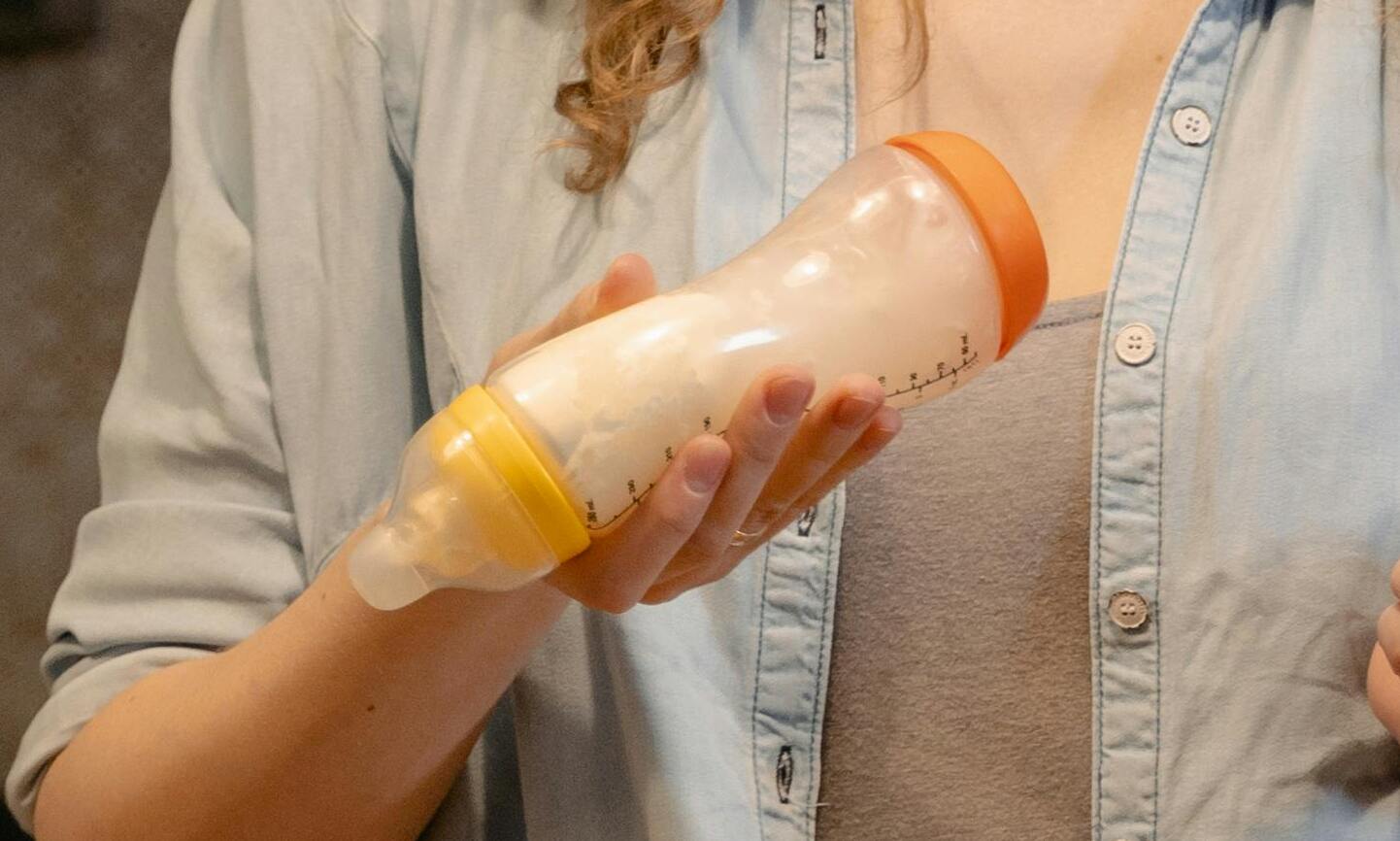 Une femme tenant un biberon rempli de lait | Source : Pexels
