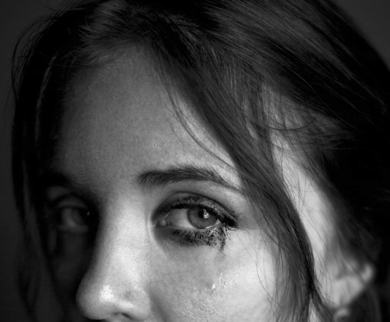 Une femme aux yeux pleins de larmes | Source : Pexels