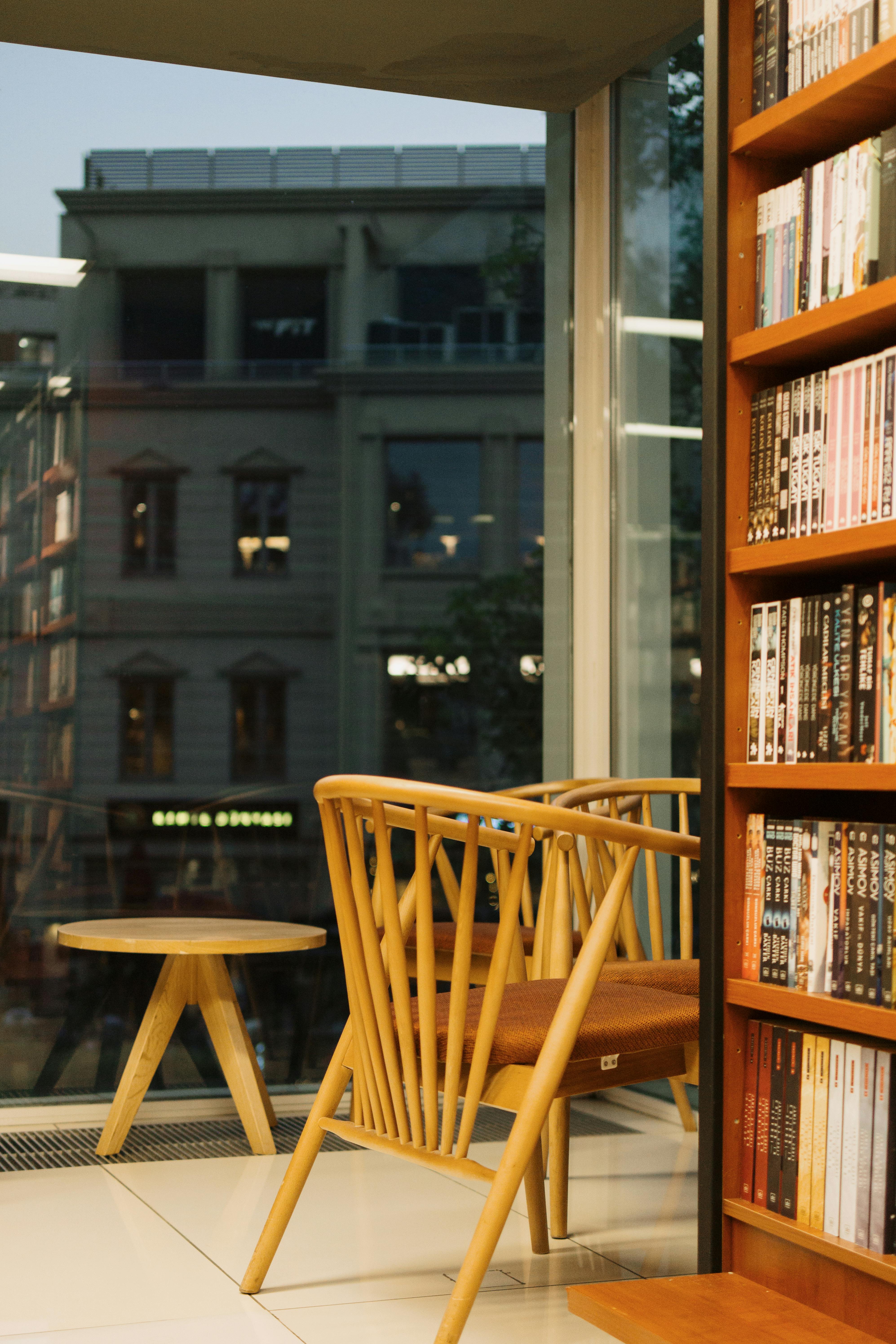Une bibliothèque | Source : Pexels