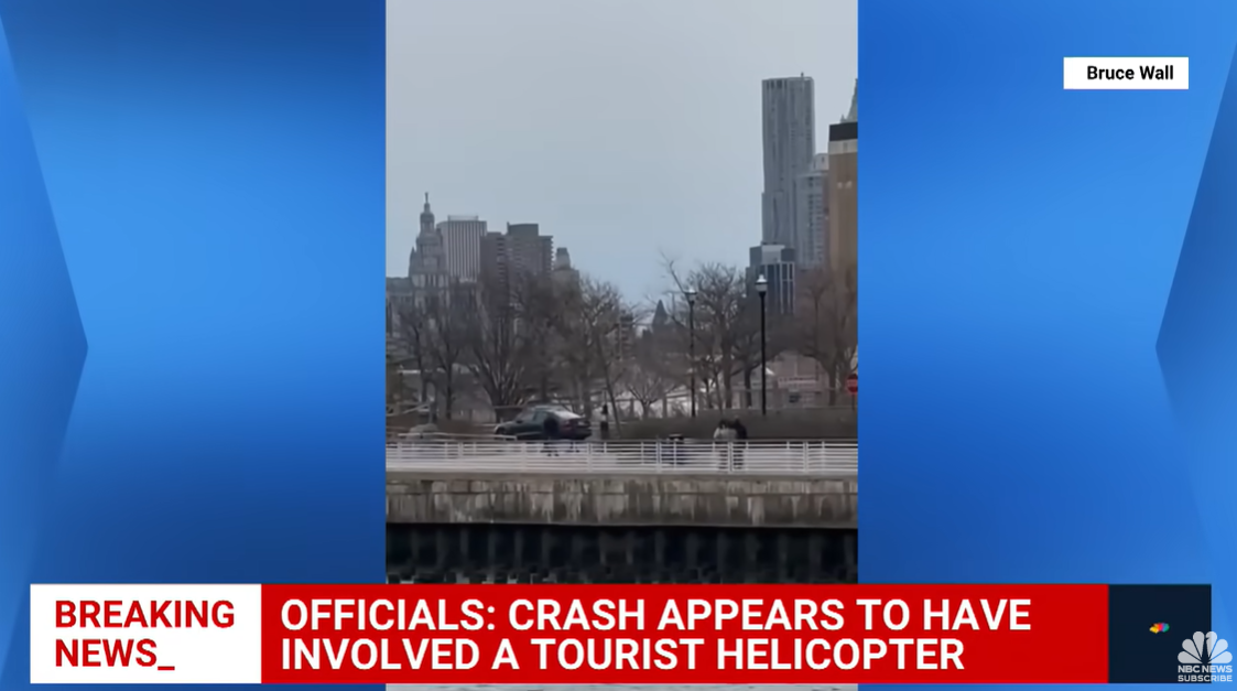 Des passants sur la passerelle de la rivière Hudson réagissent quelques instants après l'impact de l'hélicoptère près de la rive | Source : YouTube/NBCNews